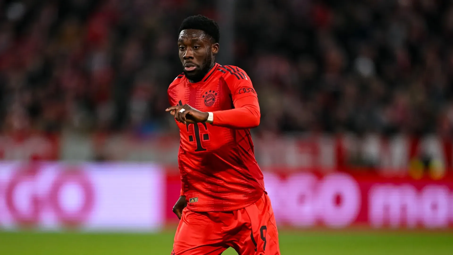 Davies, in scadenza di contratto nel 2025, non ha ancora trovato l'accordo con la società di Monaco