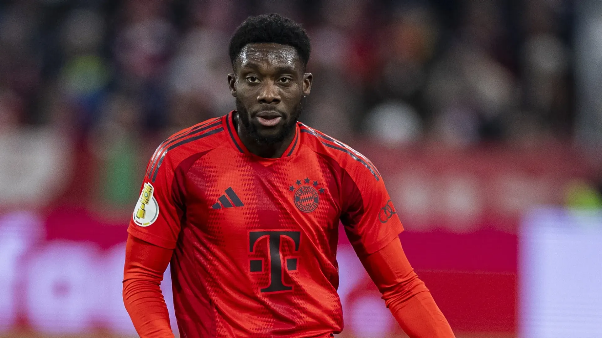 L'esterno canadese è in trattativa per prolungare il suo contratto con il Bayern, ma le offerte dall'estero stanno frenando l'accordo