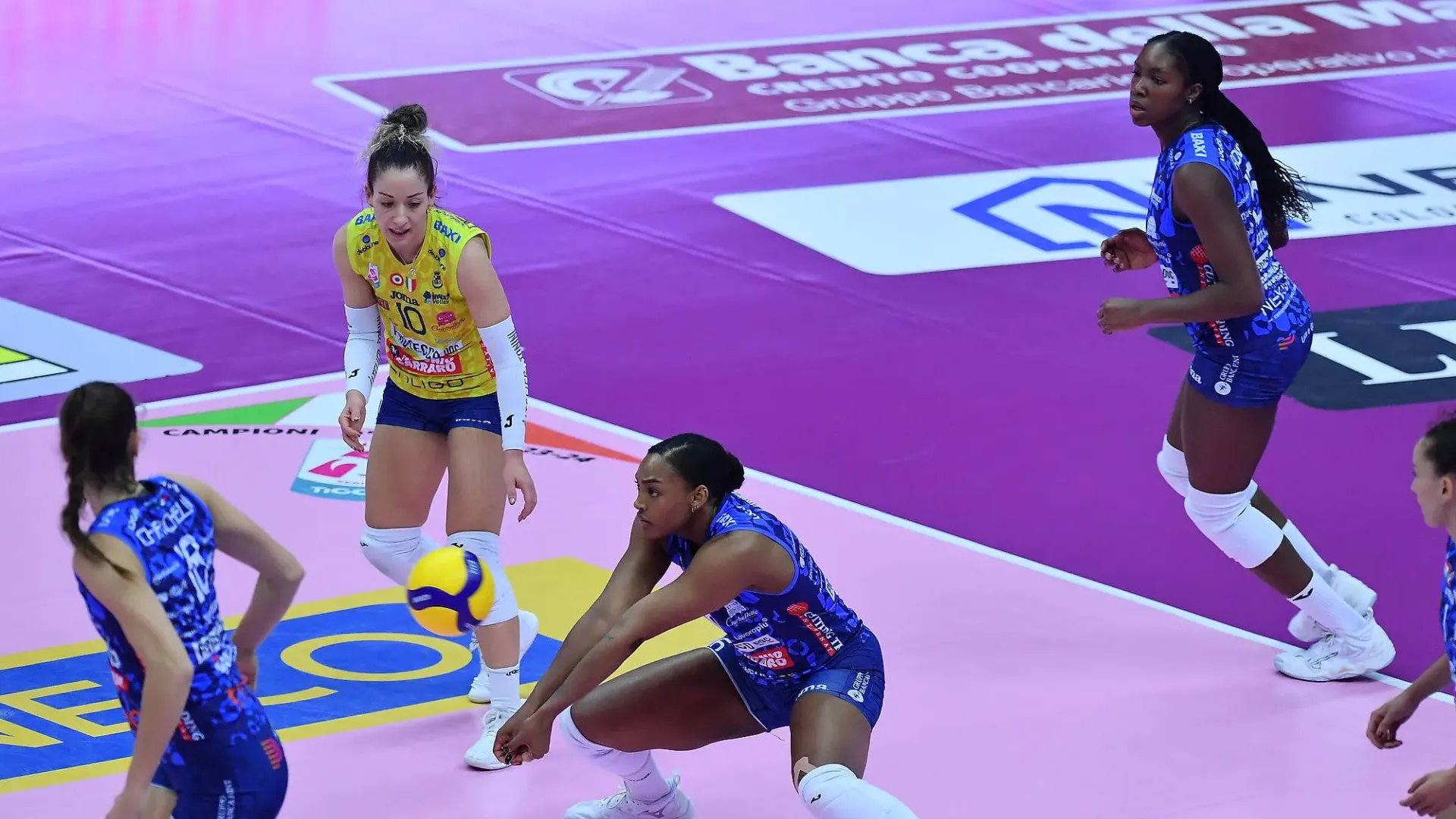 “Solito” turnover per coach Santarelli che, in vista anche del match di Champions martedì con il Plovdiv e dell’imminente Mondiale per Club, schiera di fronte a 500 tifosi Wolosz con la giovane Adiwge opposta, al centro Chirichella e Lubian, schiacciatrici Gabi e Lanier, libero De Gennaro. 