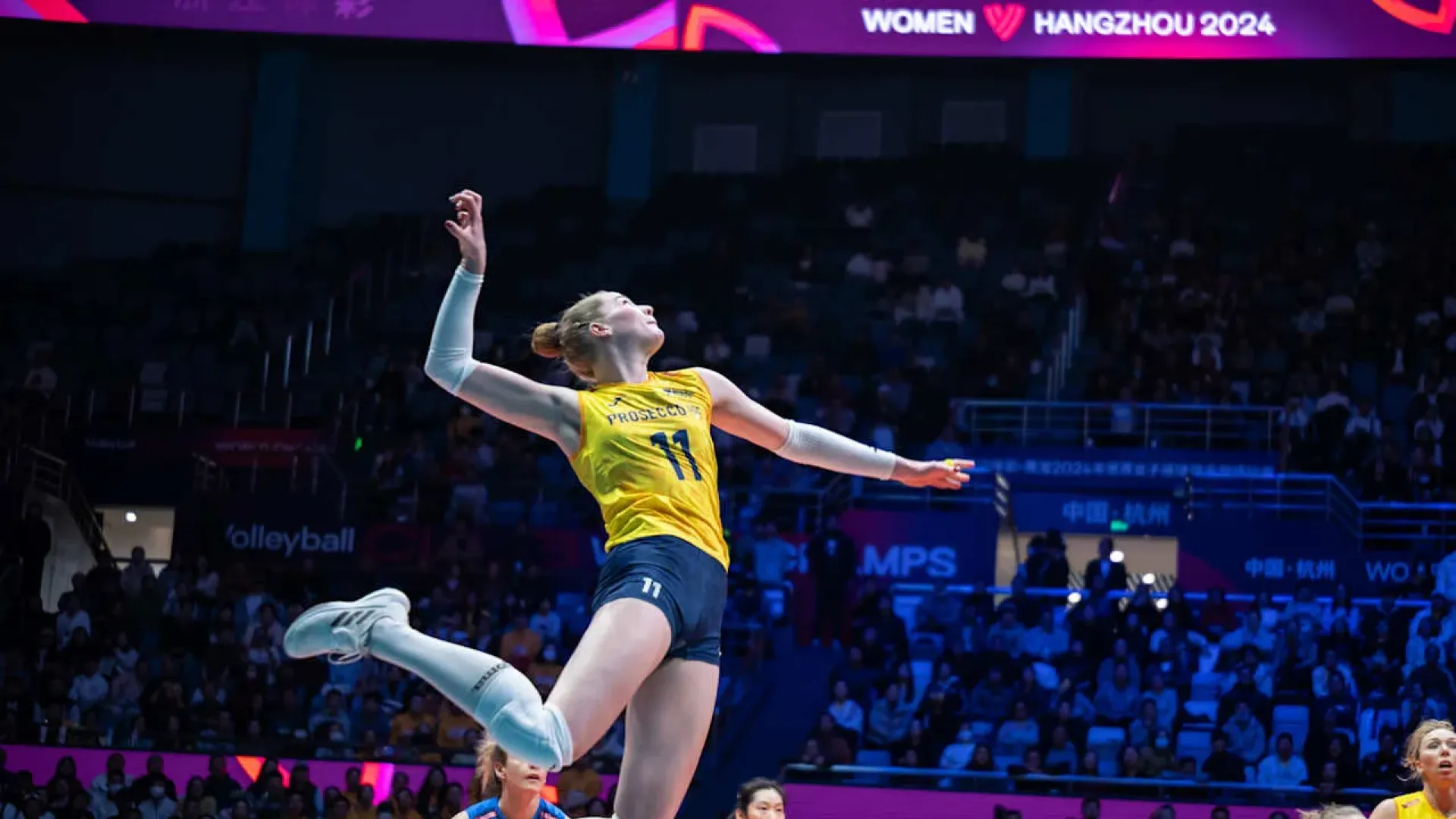 Nel terzo set spazio anche per Katja Eckl che dà fiato a Chirichella, Lubian parte ancora forte insieme ad Adiwge, ma il Ninh Minh con Tuyen tiene botta nella fasi iniziali (5-5). C’è anche il vantaggio (7-8) per la squadra asiatica, che però sveglia il can che dorme, in questo caso la pantera, e subisce l’ondata travolgente della Prosecco DOC Imoco che ritorna al suo ritmo indiavolato e scioglie 