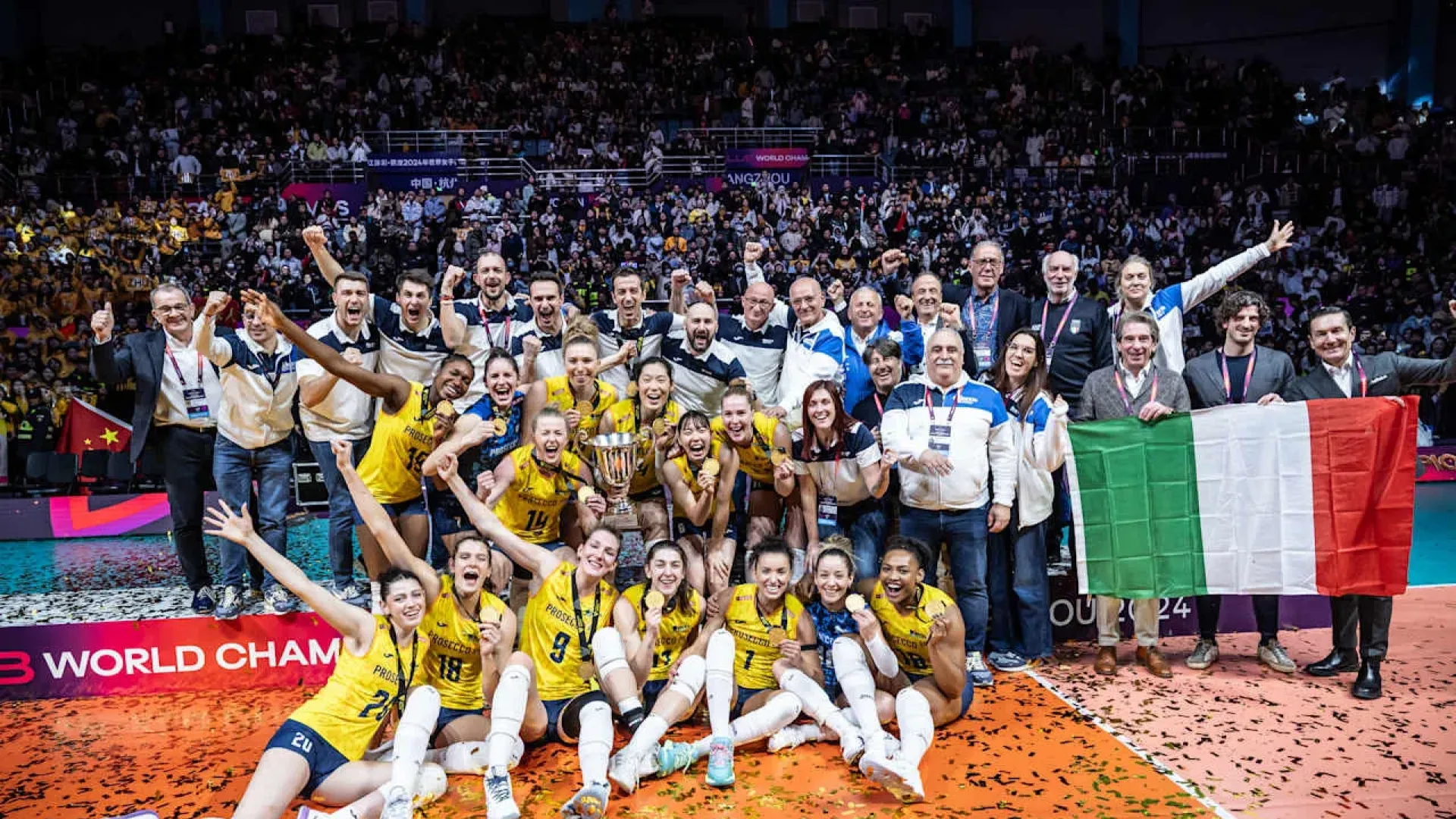 Le “Campionesse di tutto” atterreranno da programma a Venezia alle 22.50 di domani, lunedì sera, dopo lo scalo a Roma. 
