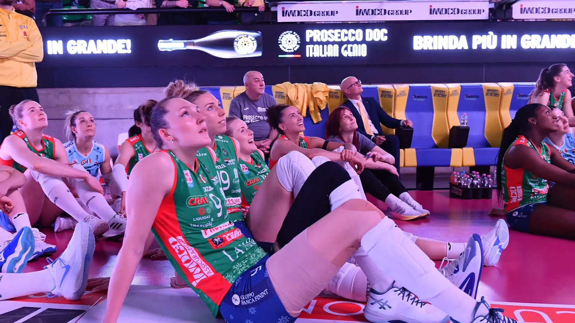 Alla fine autografi, selfie, panettone CRAI e Prosecco DOC per tutti assieme alle fantastiche Pantere Campionesse del Mondo.