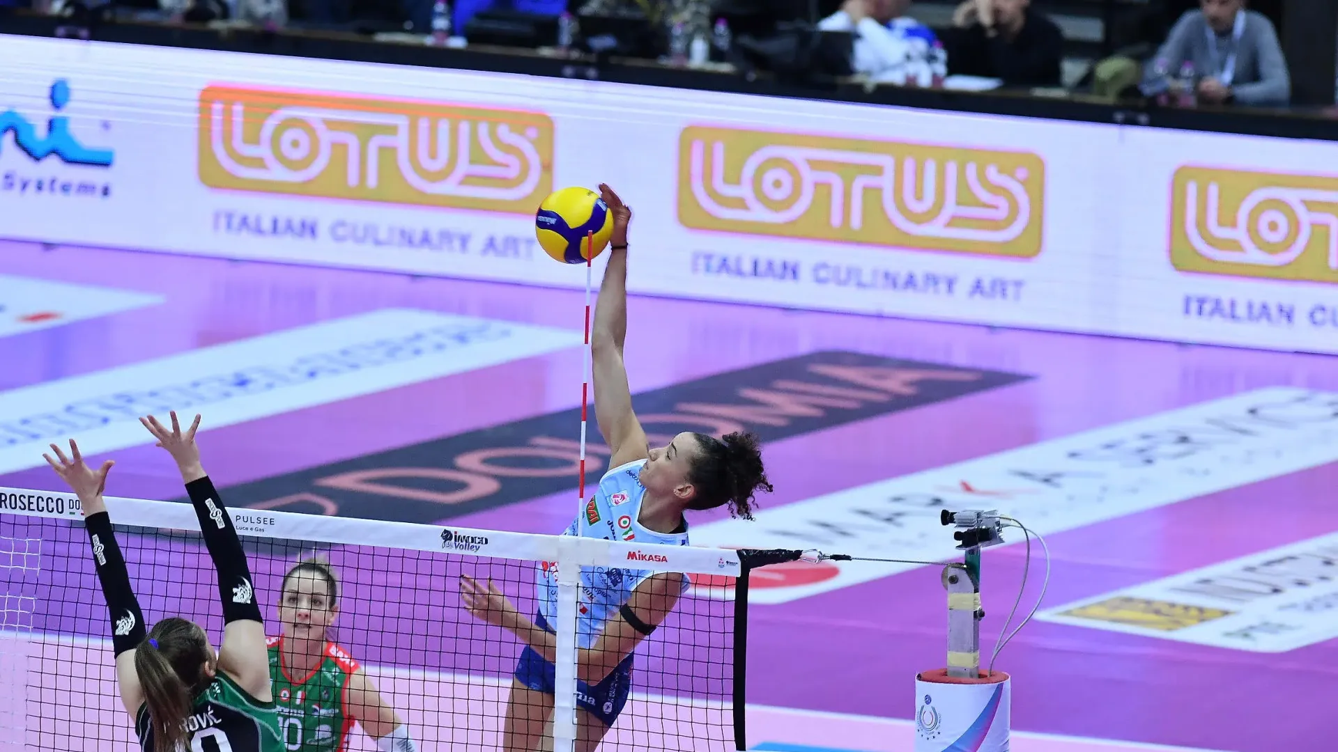 Coach Pistola per Vallefoglia presenta dall’inizio Perovic-Bici, Candi-Witzel ,Giovannini-Lee (ex), libero l’altra ex De Bortoli. 