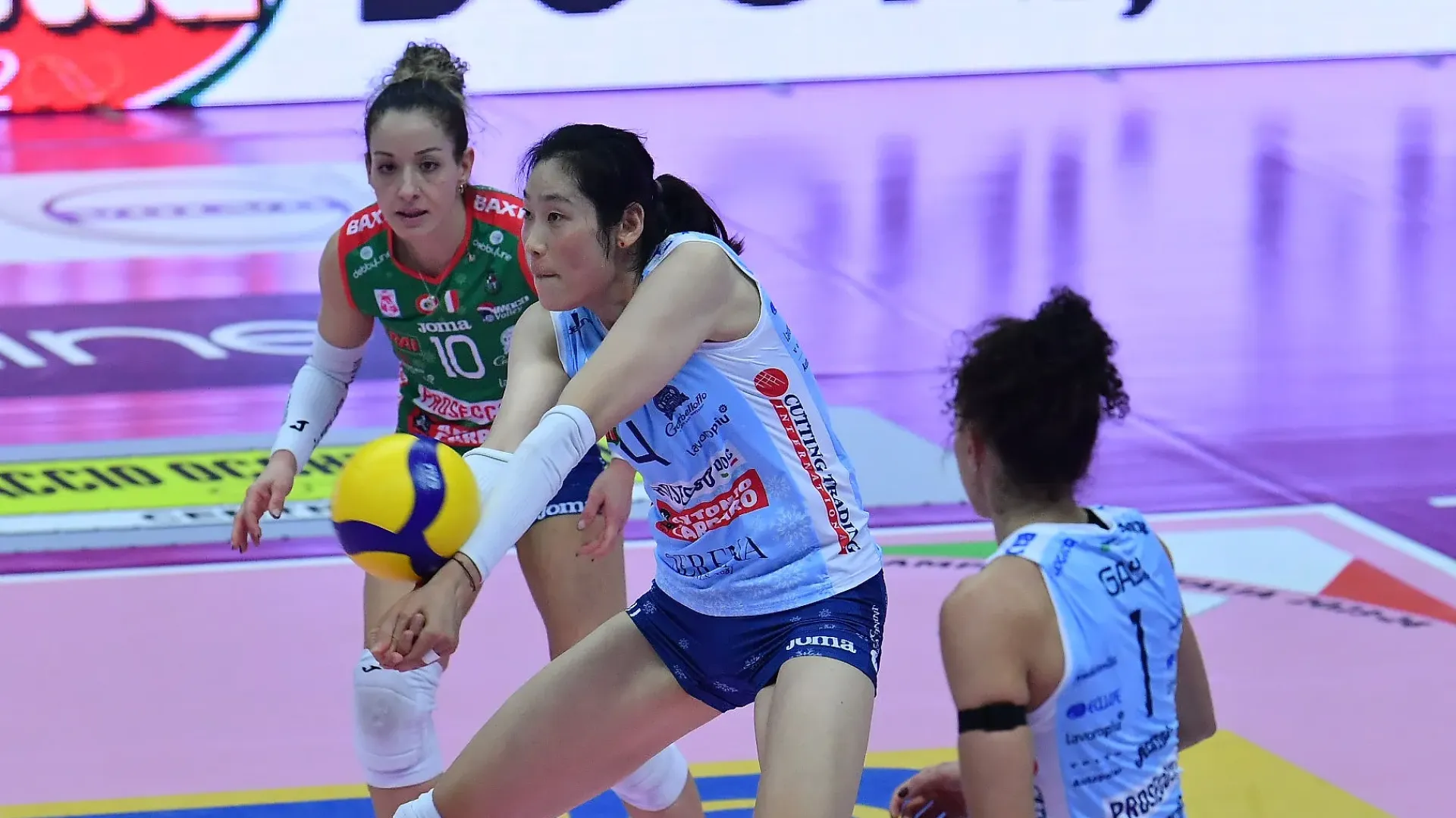 L’ inizio gara della Megabox è molto vivace, Simone Lee buca a ripetizione il muro di casa (2-4), ma Zhu pareggia subito dopo una bella difesa di squadra. Improvvisamente Gabi e Zhu estraggono colpi pregiati dal cilindro, poi Fahr punisce la difesa marchigiana in contrattacco e le Pantere accelerano: 9-7. 