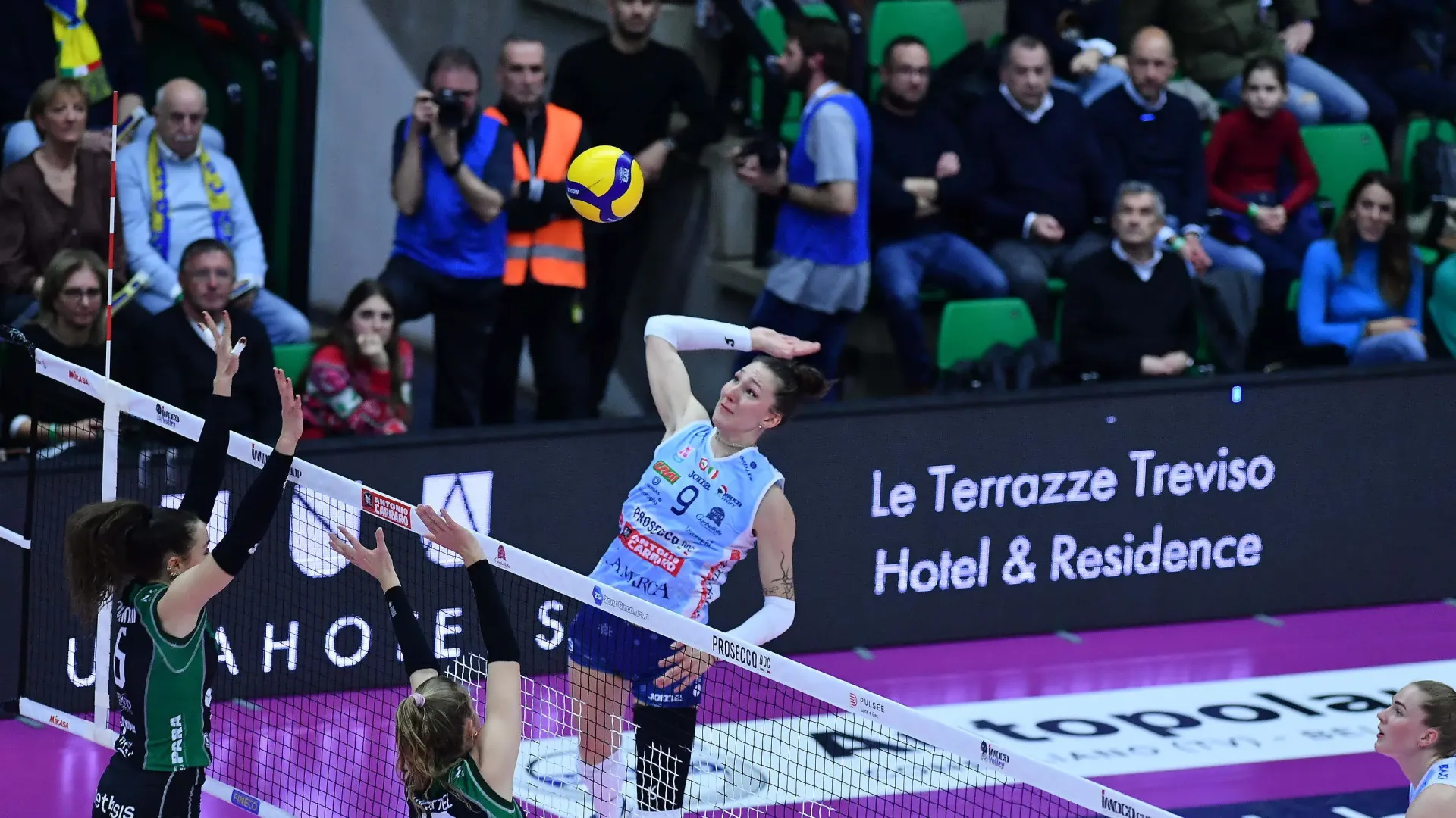 L’olimpionica Giovannini con un paio di attacchi efficaci tiene in gara le ospiti, ci vogliono la miglior difesa di Moki De Gennaro e le bordate di Gabi e Haak (11 punti in due nel set) per allungare ancora (19-15). 