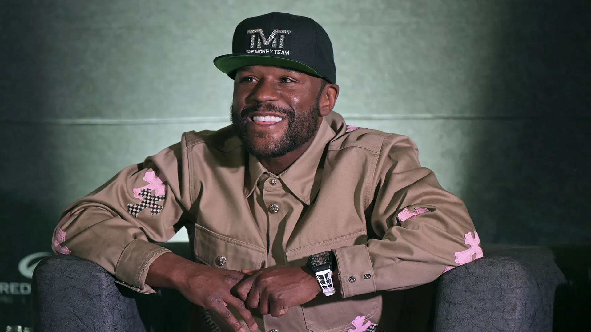 "Quando ero giovane andavo a fare shopping in un negozio di compravendita di diamanti che è in quell'edificio", ha detto Mayweather