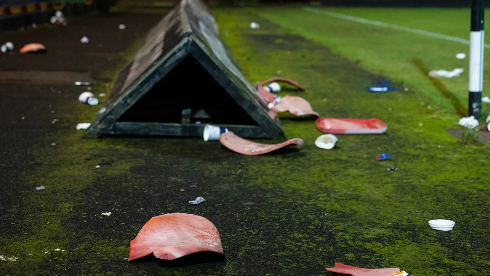 I tifosi hanno spaccato i seggiolini e lanciato i pezzi in campo
