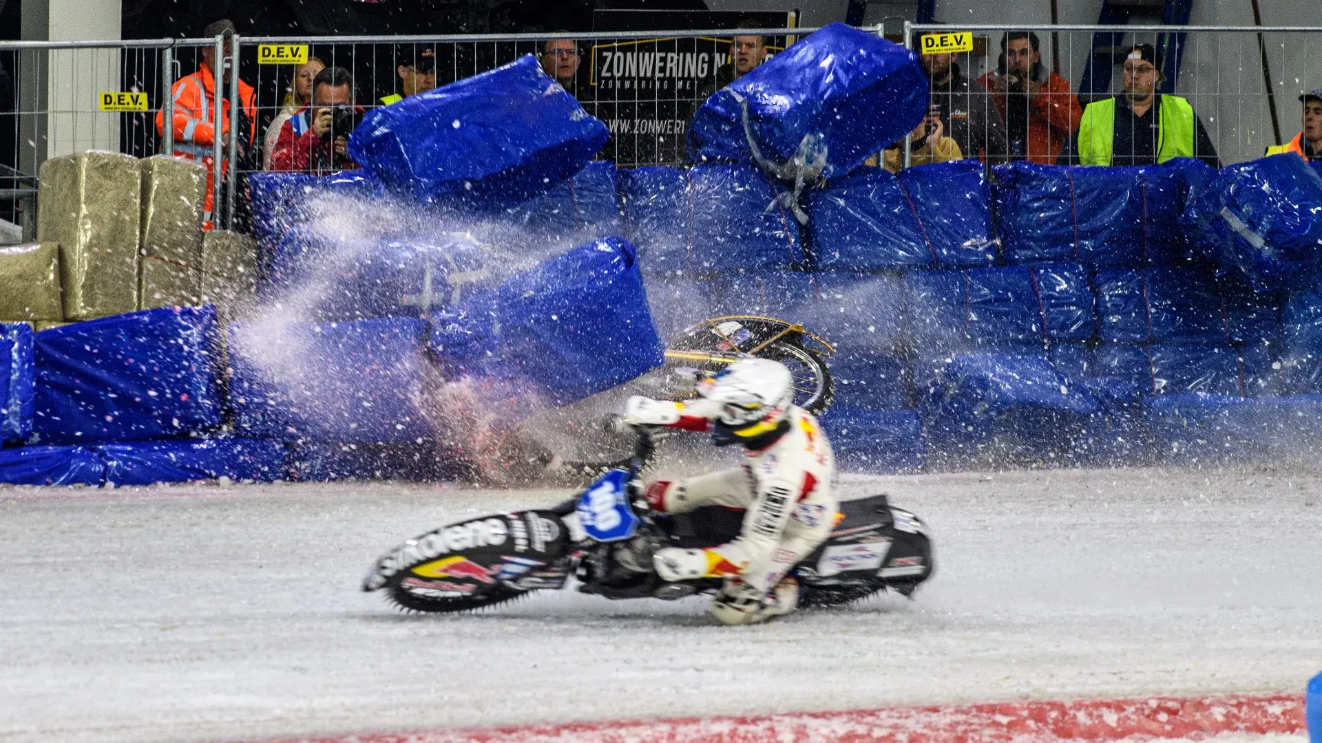Impatto a grande velocità, le foto del tremendo incidente
