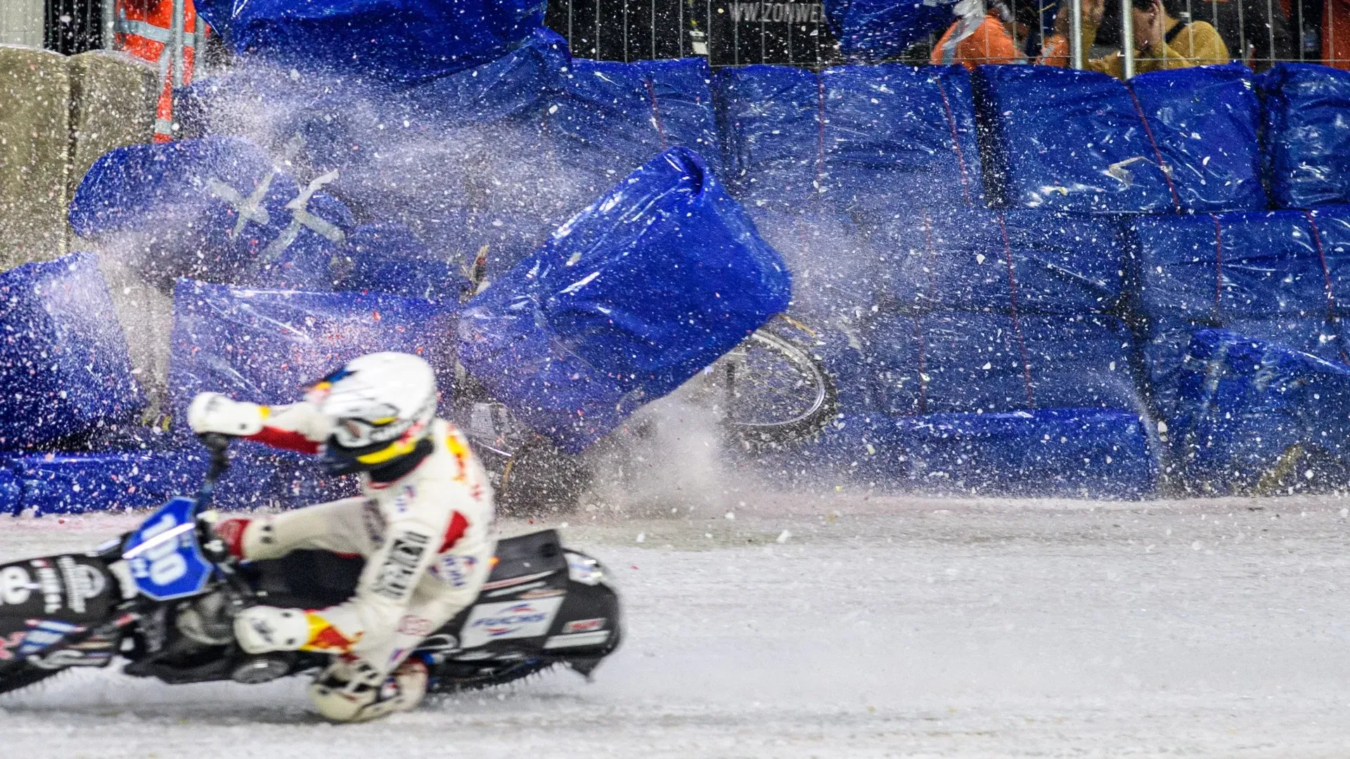 Il pilota si è schiantato contro le barriere durante la finale 4 del campionato mondiale FIM Ice Speedway Gladiators
