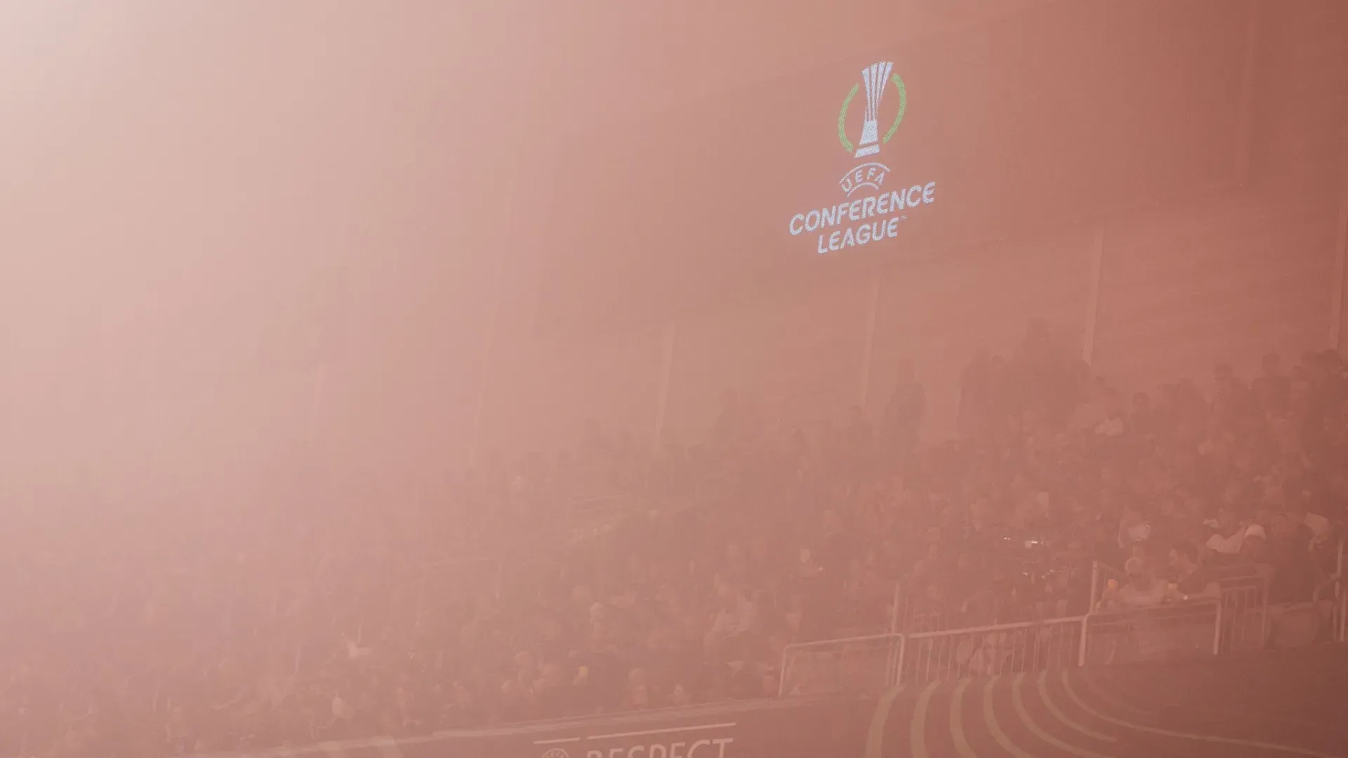 Al minuto 8 l'arbitro ha dovuto interrompere il match a causa del troppo fumo
