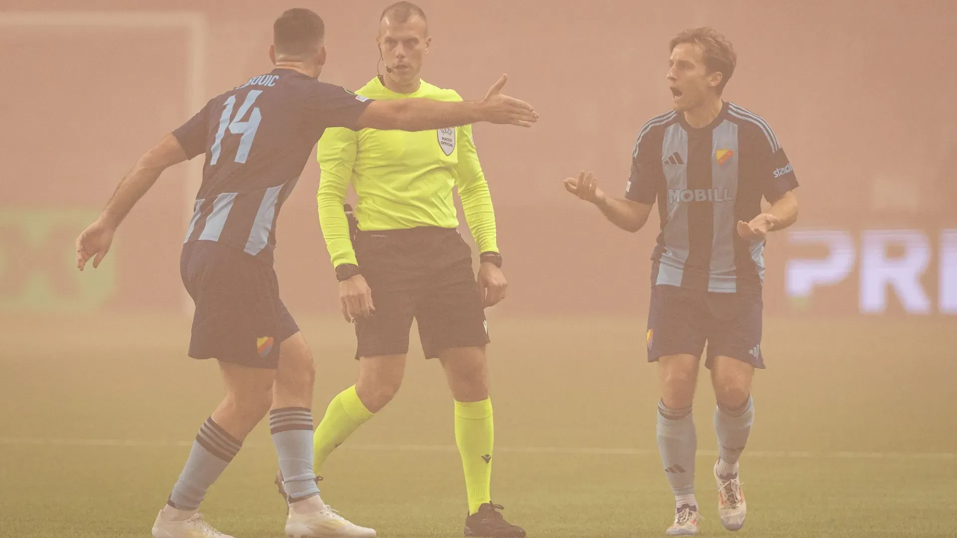 Molti calciatori si sono lamentati della scarsa visibilità
