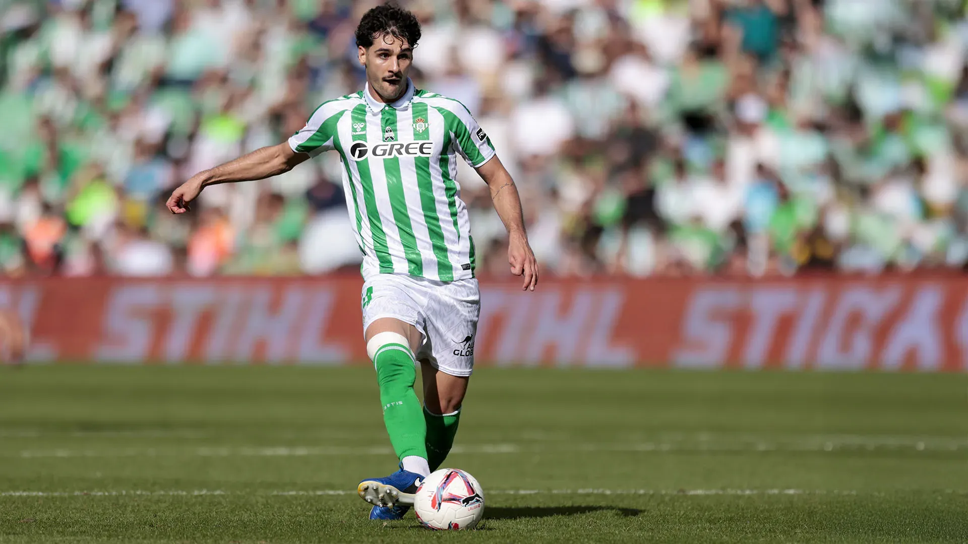 L'ottimo rendimento di Johnny Cardoso con la maglia del Betis Siviglia ha attirato vari club: c'è anche il Milan

