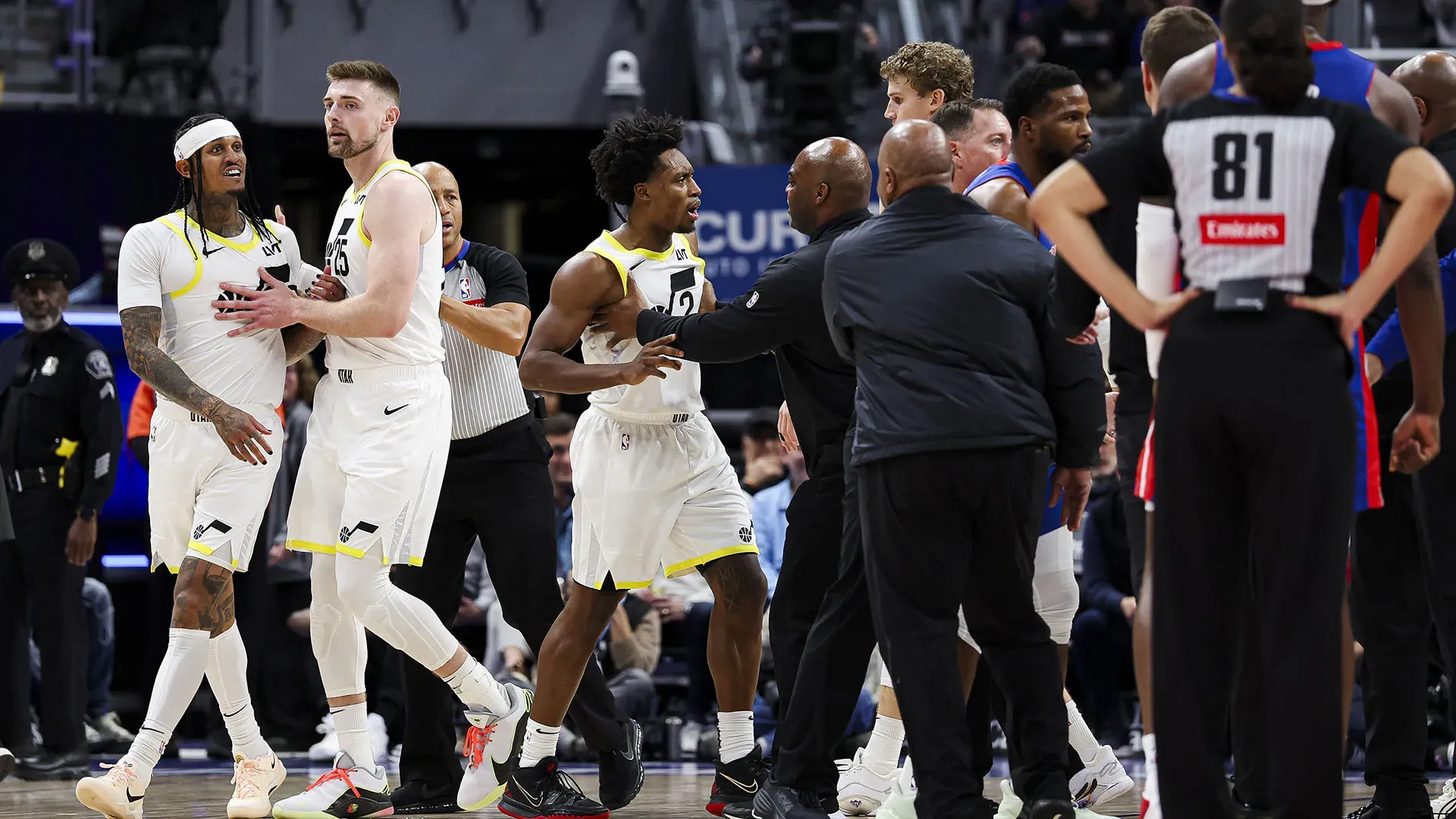 Momento molto acceso durante la partita tra Utah Jazz e Detroit Pistons