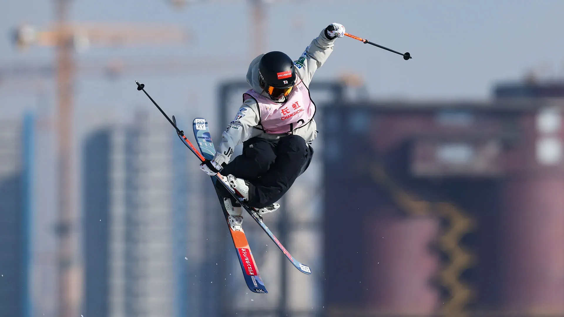 Kokone Kondo è caduta durante la gara di sci freestyle femminile Freeski Big Air nel terzo giorno della Coppa del mondo
