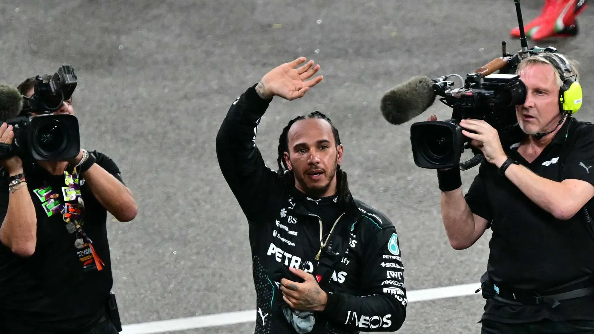 Ha salutato ancora tutti, prima di rientrare ai box