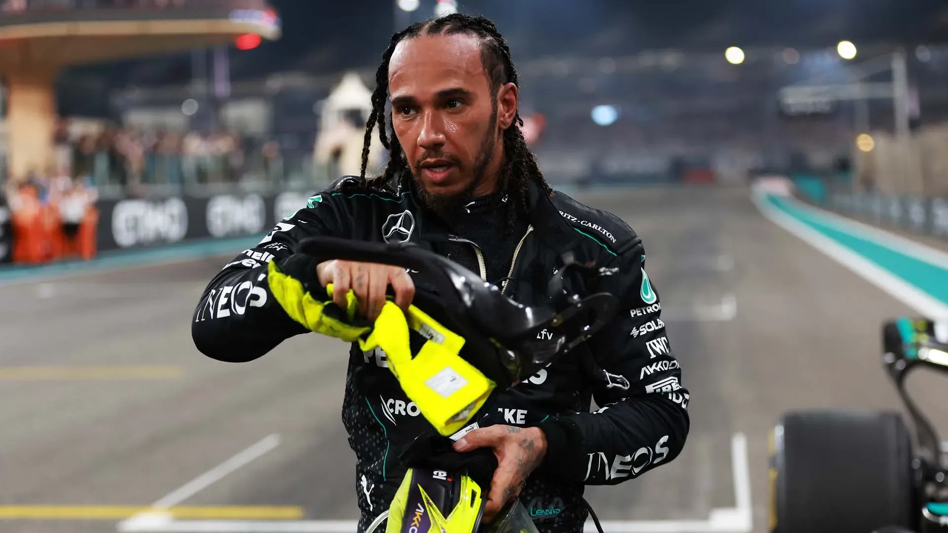 Quando ha tolto il casco Hamilton è parso decisamente emozionato