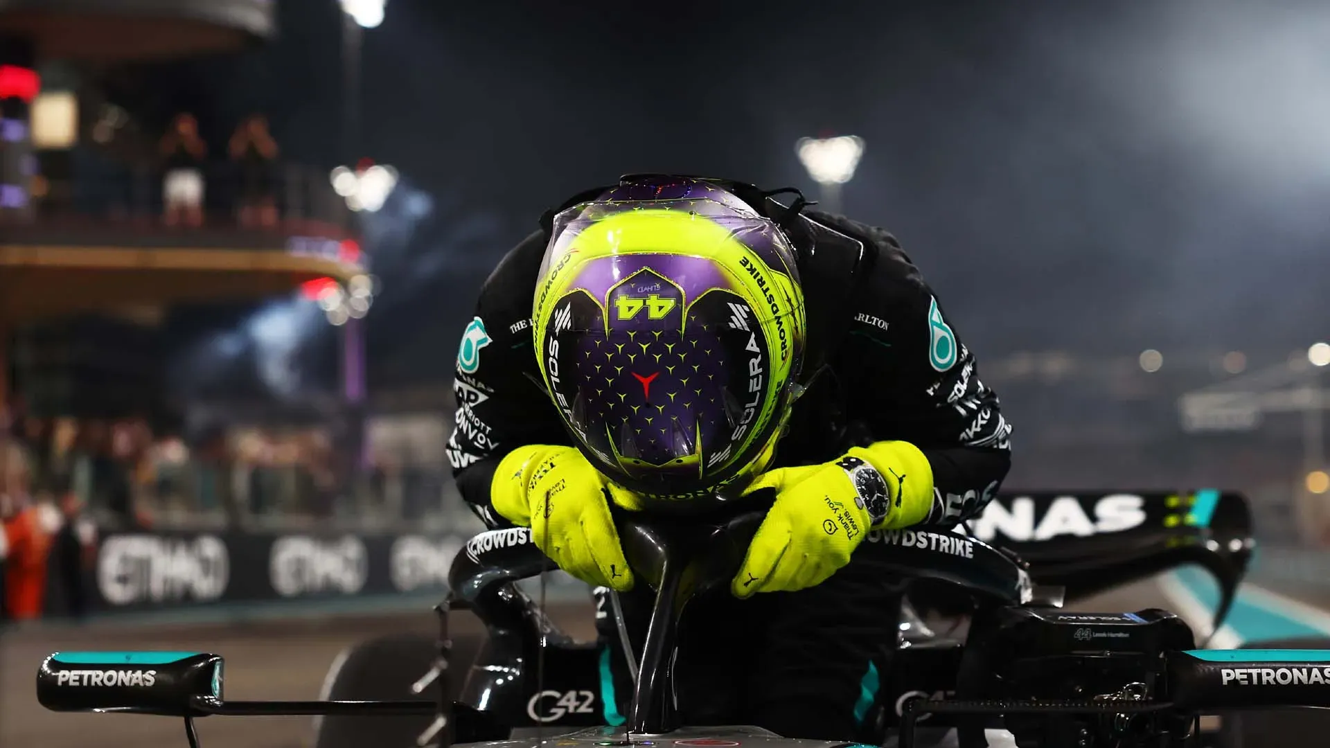 Prima di scendere dall'auto Lewis è sembrato parlare con la sua Mercedes