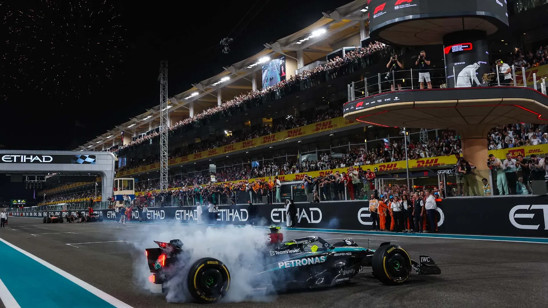 Lewis si è esibito in uno spettacolare burnout