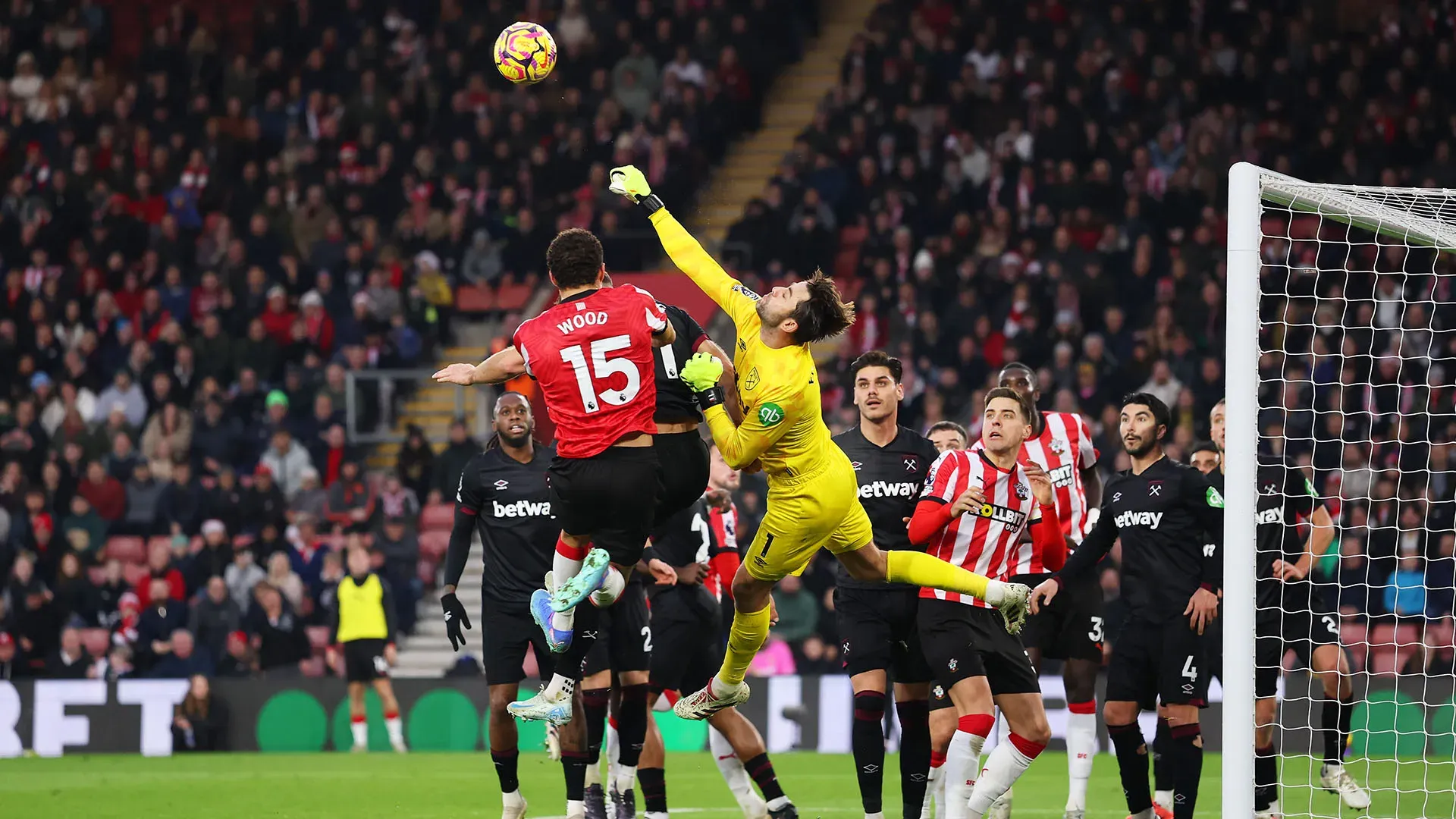 Il portiere si è violentemente scontrato con Nathan Wood
