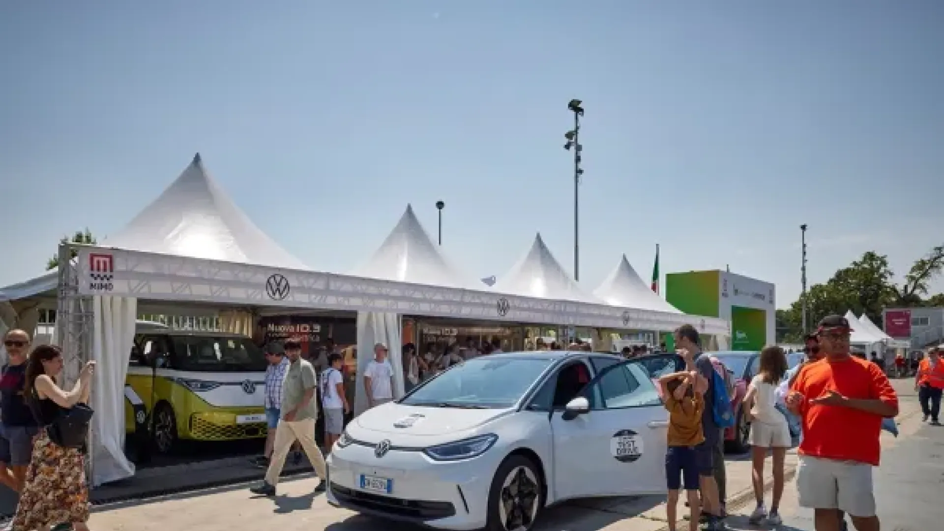 Venerdì 27 giugno saranno i rappresentanti delle case e i giornalisti a dare il via ufficiale a MIMO 2025 con la Journalist&Premiere Parade, la sfilata delle novità di prodotto dei brand che unirà Milano e Monza, un viaggio che connetterà i due poli vitali di MIMO, intrecciando l’innovazione del cuore urbano con la magia e l’emozione della velocità.