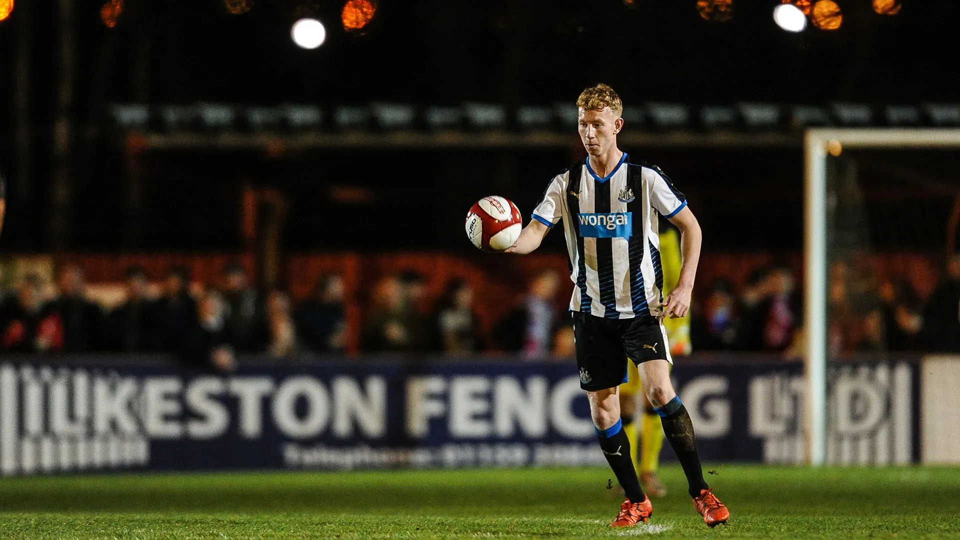 "I pensieri di tutti al Newcastle United sono rivolti alla famiglia e agli amici di Michael in questo momento difficile" hanno scritto i Magpies
