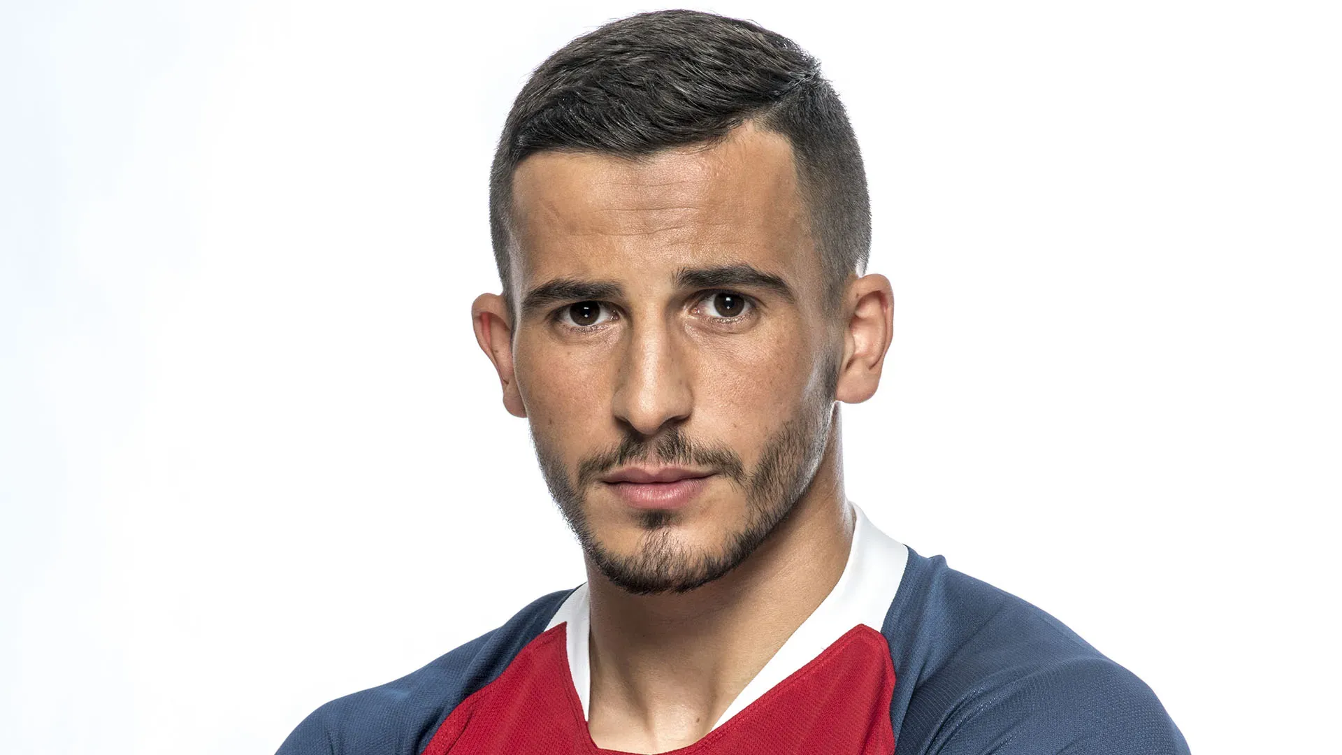 Omar ha subìto 11 interventi chirurgici per recuperare parzialmente la vista
