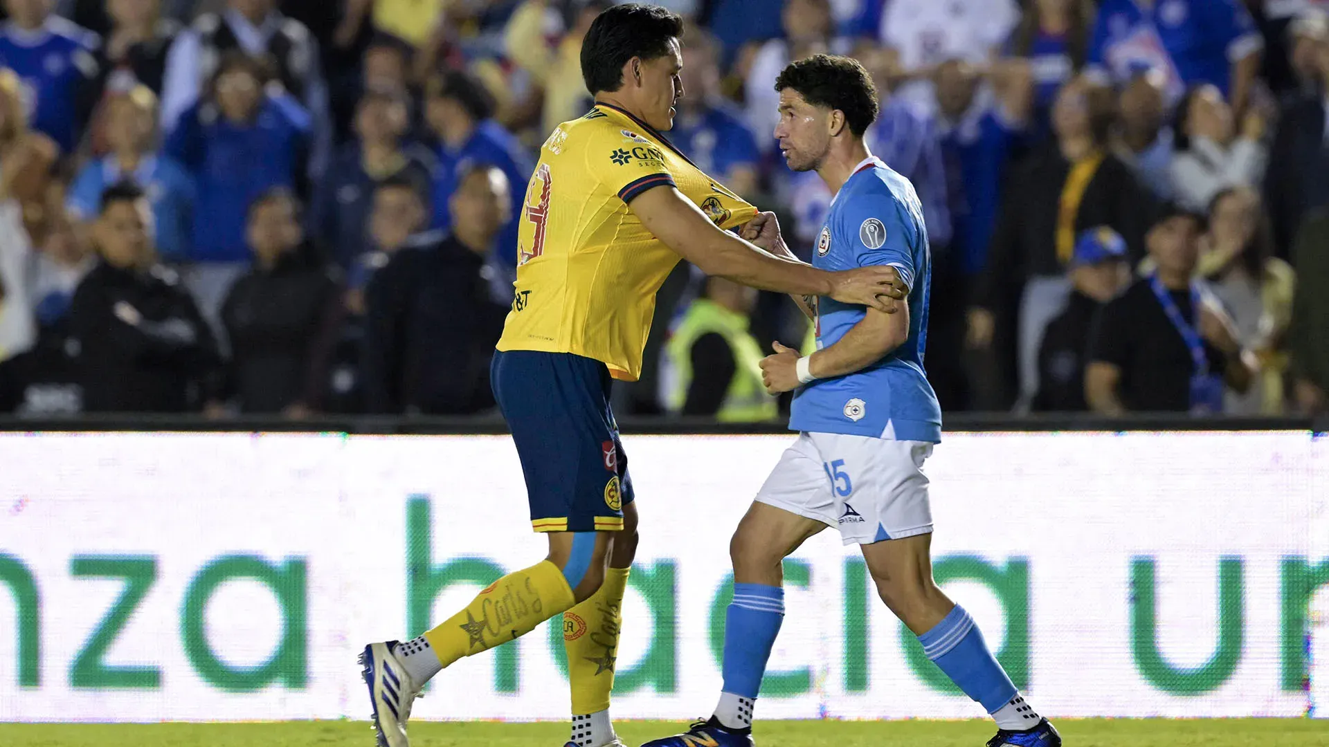 I due calciatori si sono strattonati e per poco non si è arrivati alla rissa