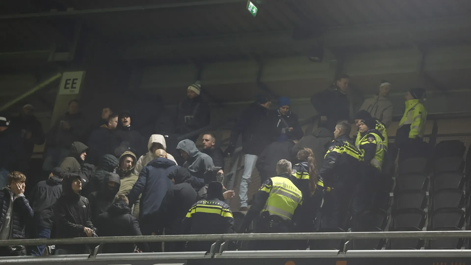 Scontri sugli spalti, un tifoso cade dalla tribuna
