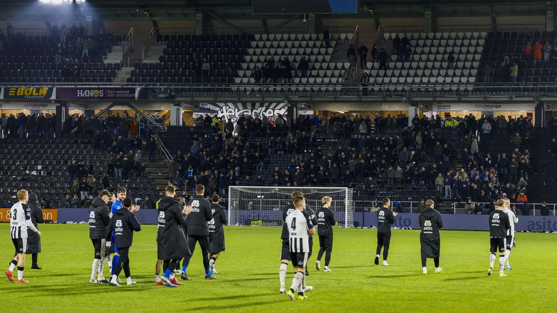 Poco dopo le 23:30 l'arbitro ha ufficialmente sospeso tutto
