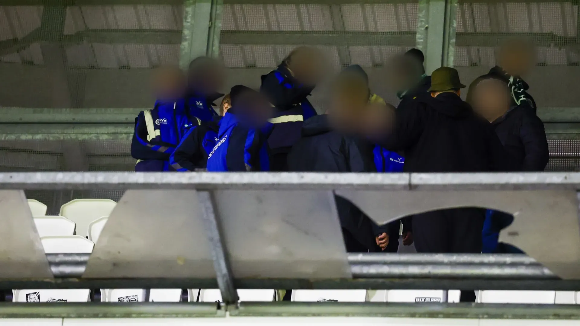 Nonostante l'intervento della polizia, i tifosi non si sono calmati
