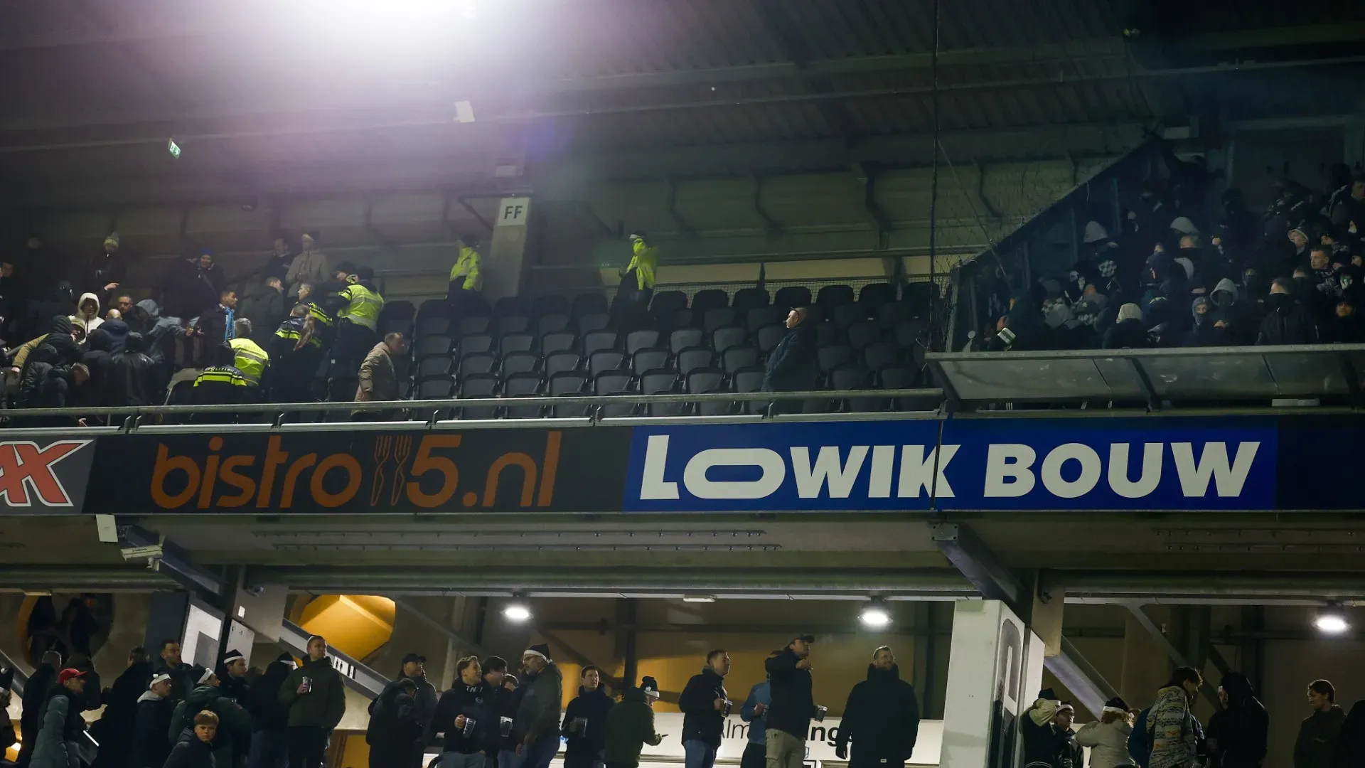 Un tifoso è anche caduto dalla tribuna: per fortuna sta bene
