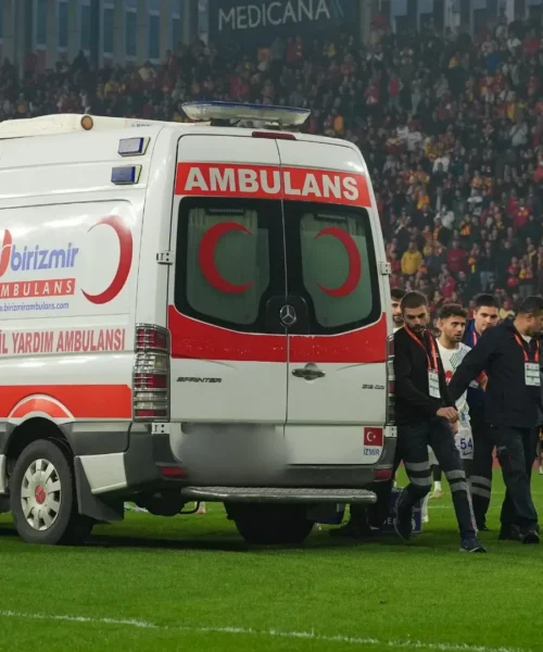 Spaventoso scontro con l’attaccante, portiere via in ambulanza. Le foto