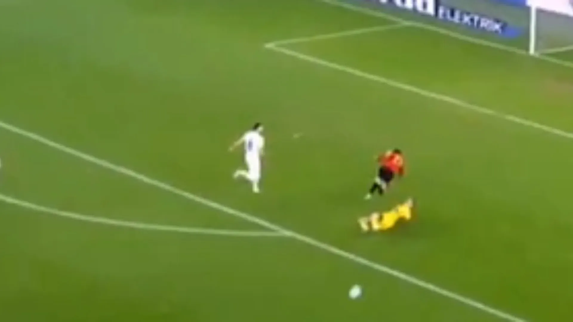 Il portiere è uscito per recuperare il pallone e si è scontrato con l'attaccante
