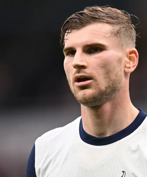 Timo Werner stoppa José Mourinho e aspetta l’Italia. Immagini