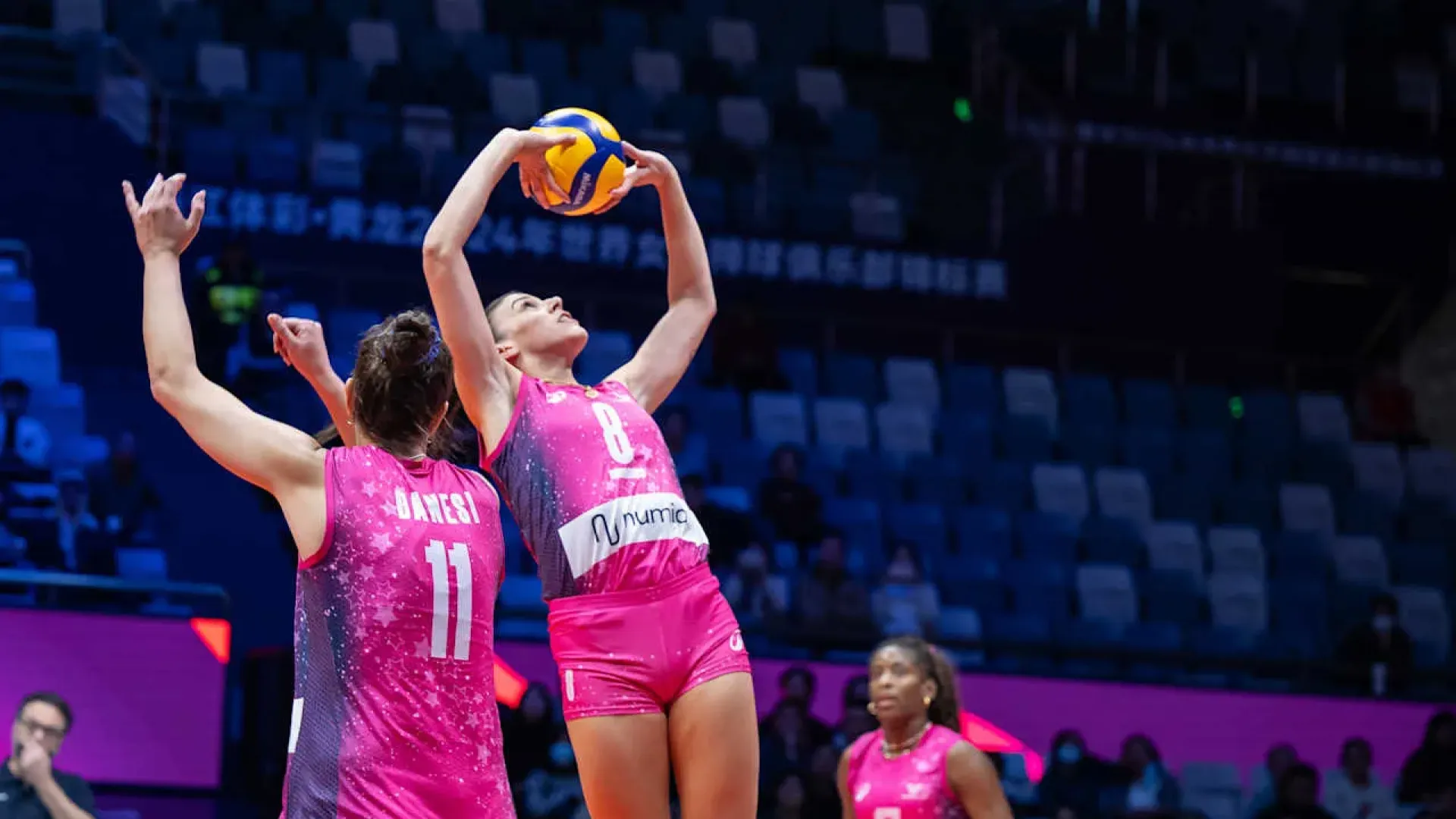 Appena rientrata dal Mondiale per Club con la medaglia di bronzo al collo, la Numia Vero Volley Milano è già pronta a scendere in campo al Palazzetto dello Sport di Roma per la seconda giornata di ritorno della Serie A1 Tigotà, in programma giovedì 26 dicembre alle ore 17:00 contro la Smi Roma (diretta su VBTV). 