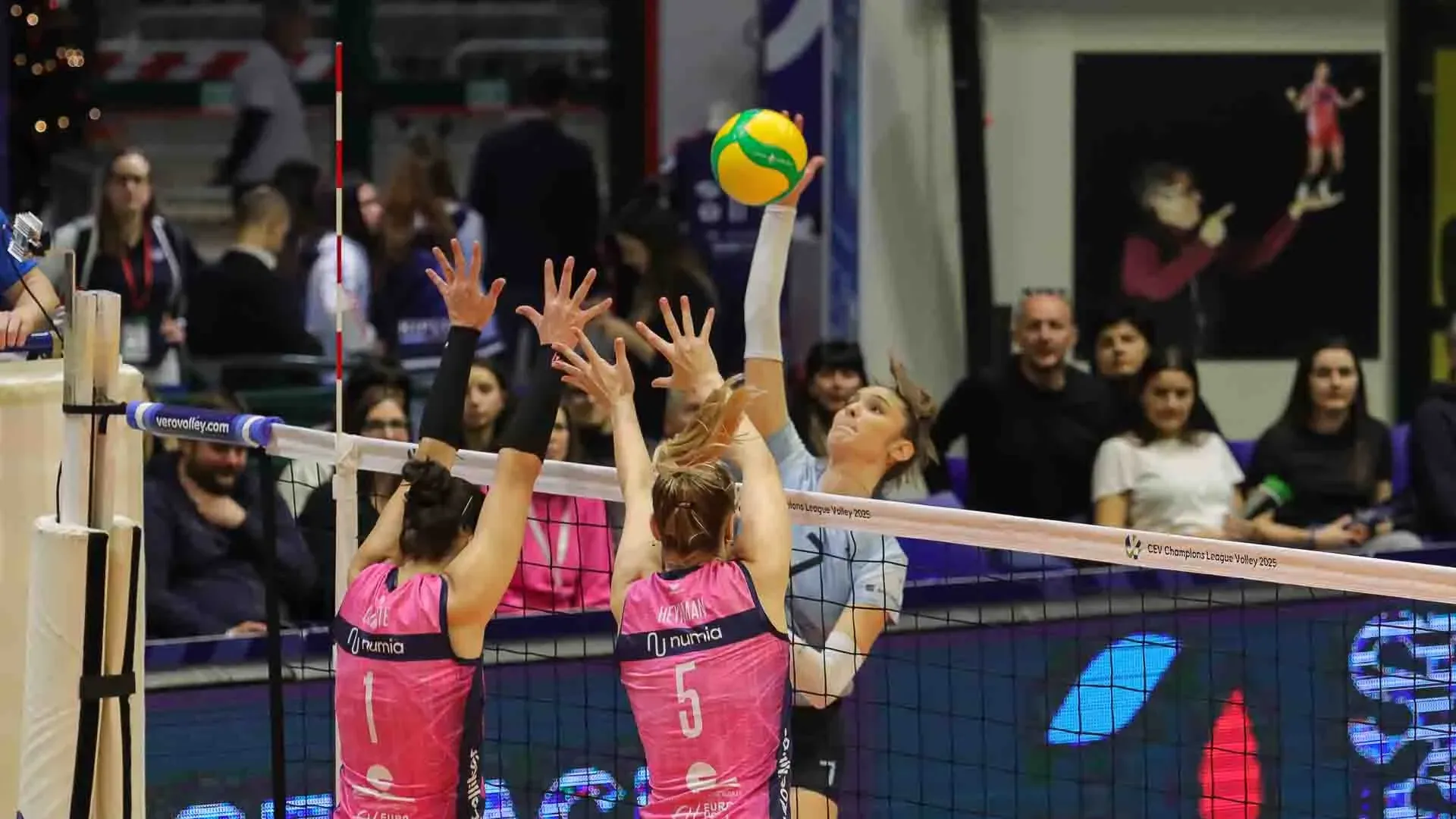 Sul 25-13, Milano chiude l’incontro con autorità. MVP della sfida è la greca Lamprini Konstantinidou, mentre la top scorer è Paola Egonu, autrice di 17 punti, seguita da Cazaute con 10. 
