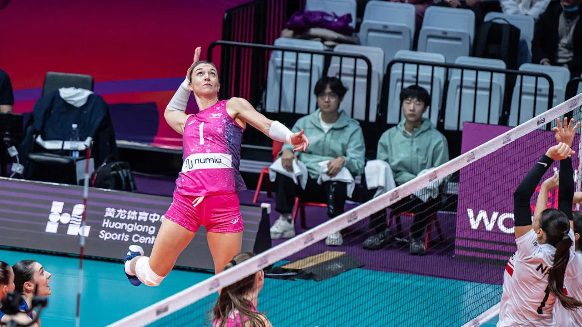 MVP del match è stata la transalpina Helena Cazaute, autrice di 13 punti e top scorer dell’incontro, seguita da Egonu, anch’essa in doppia cifra con 12 punti. 