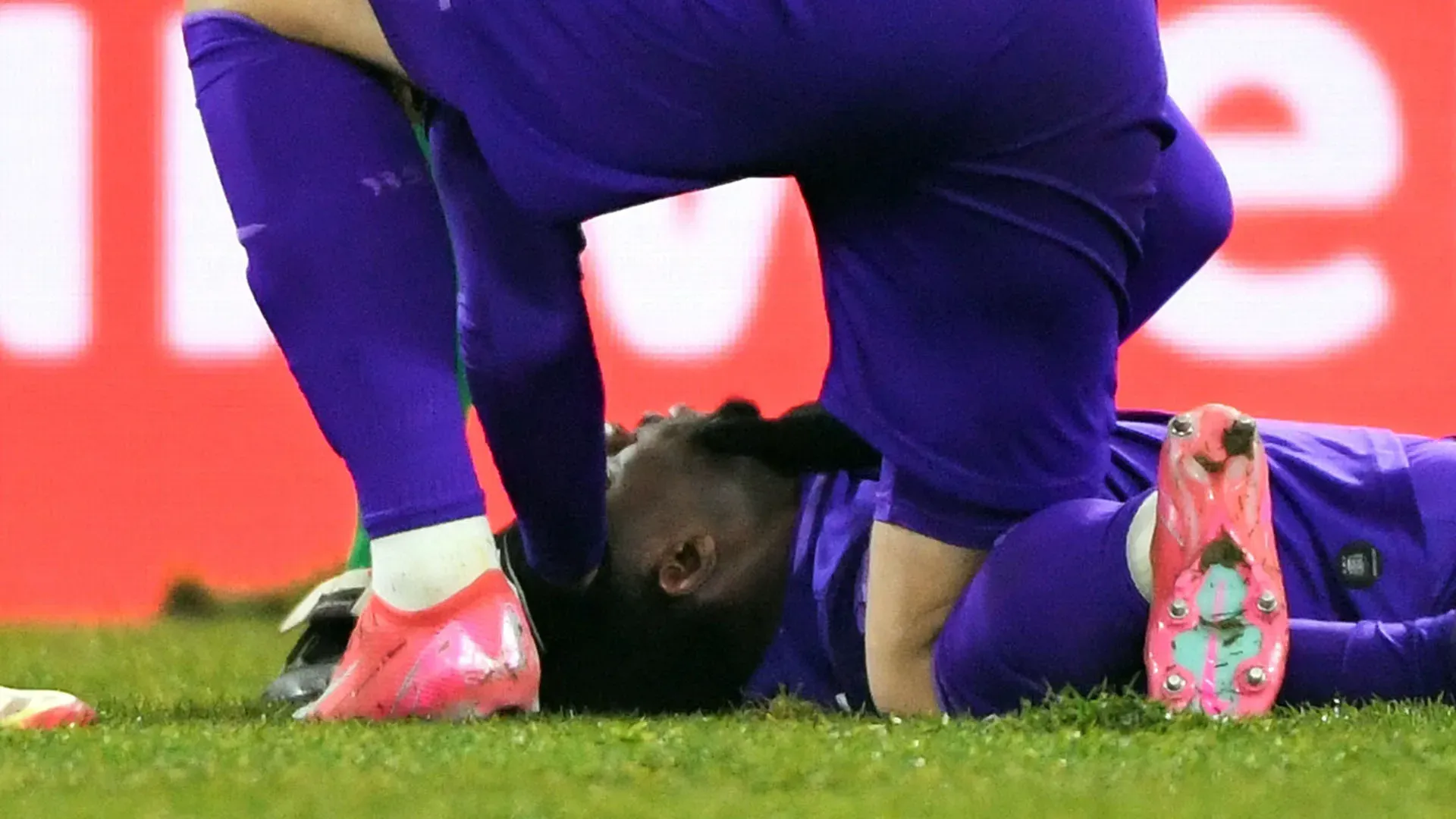 Grande paura per Francis Amuzu dell'Anderlecht
