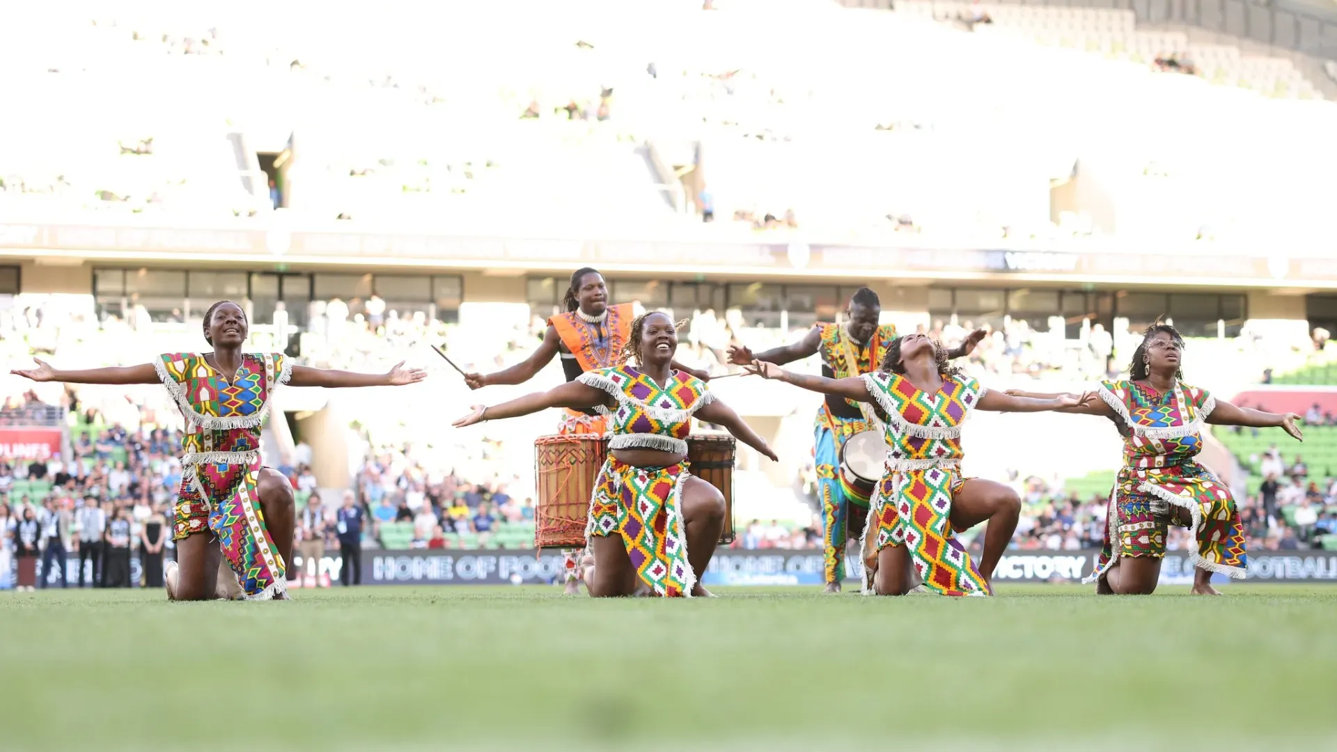 Prima del calcio d'inizio si sono esibiti diversi artisti culturali
