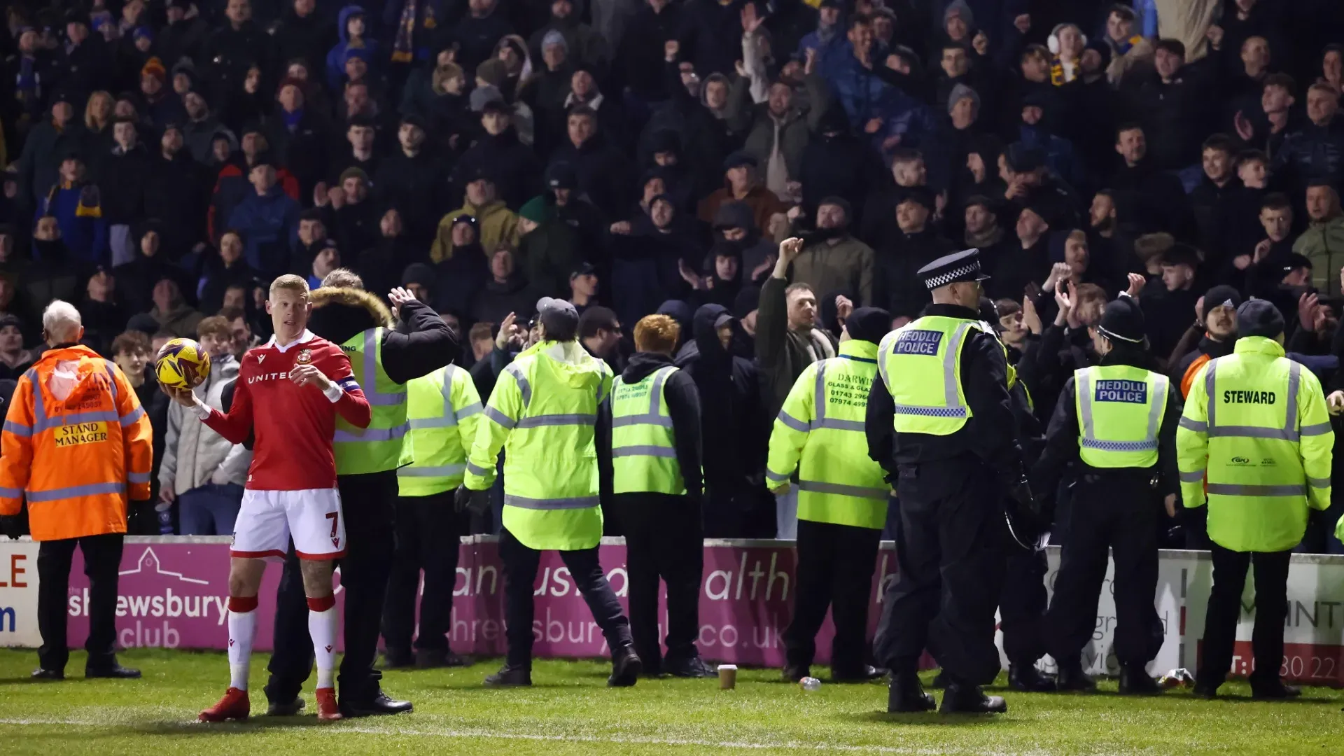 Surreale quanto successo in Inghilterra durante Shrewsbury Town-Wrexham 
