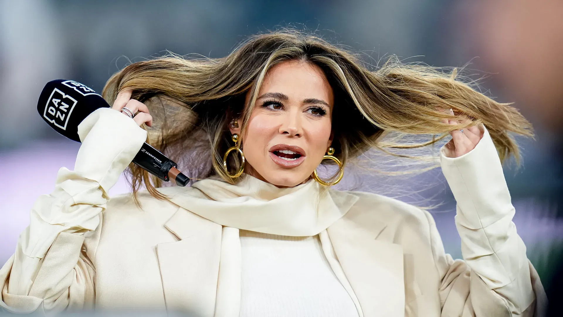 La conduttrice tv è stata inviata per seguire la sfida tra Roma e Lazio
