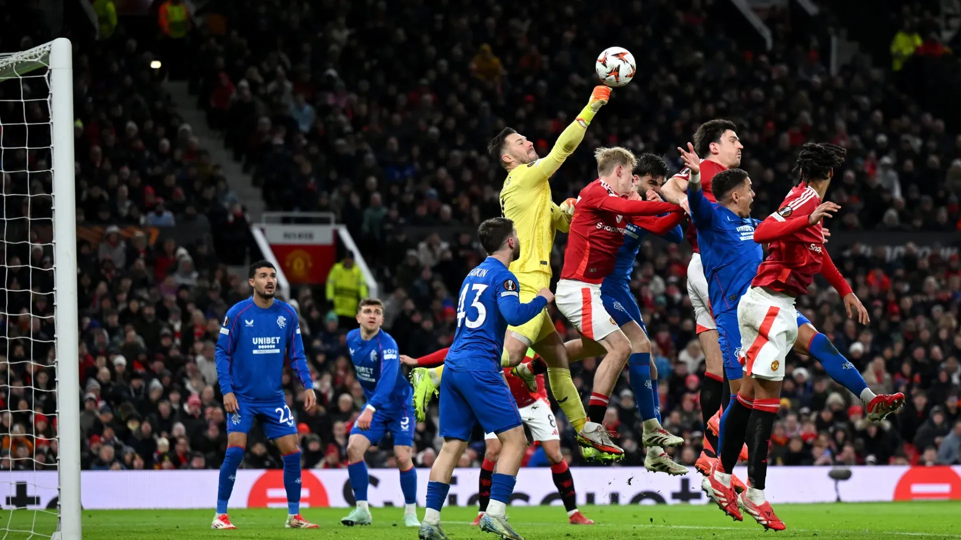 Inspiegabile l'uscita del portiere sul corner di Eriksen
