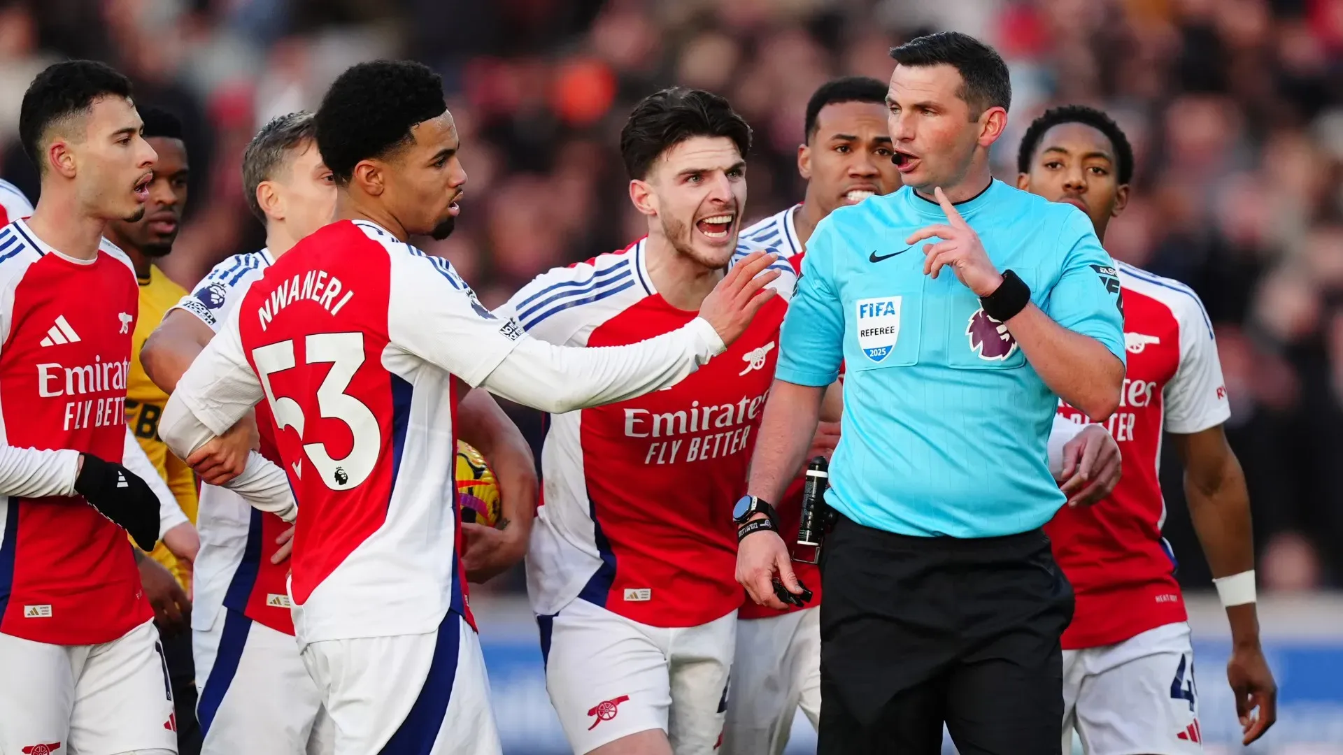Tutti si aspettavano un'ammonizione ma Michael Oliver ha scelto per l'espulsione
