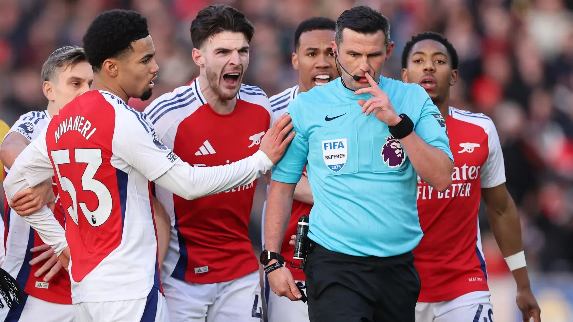 L'arbitro lo caccia e in campo si scatena l'inferno
