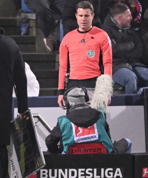 L’arbitro si fa male ed è costretto alla sostituzione: le immagini