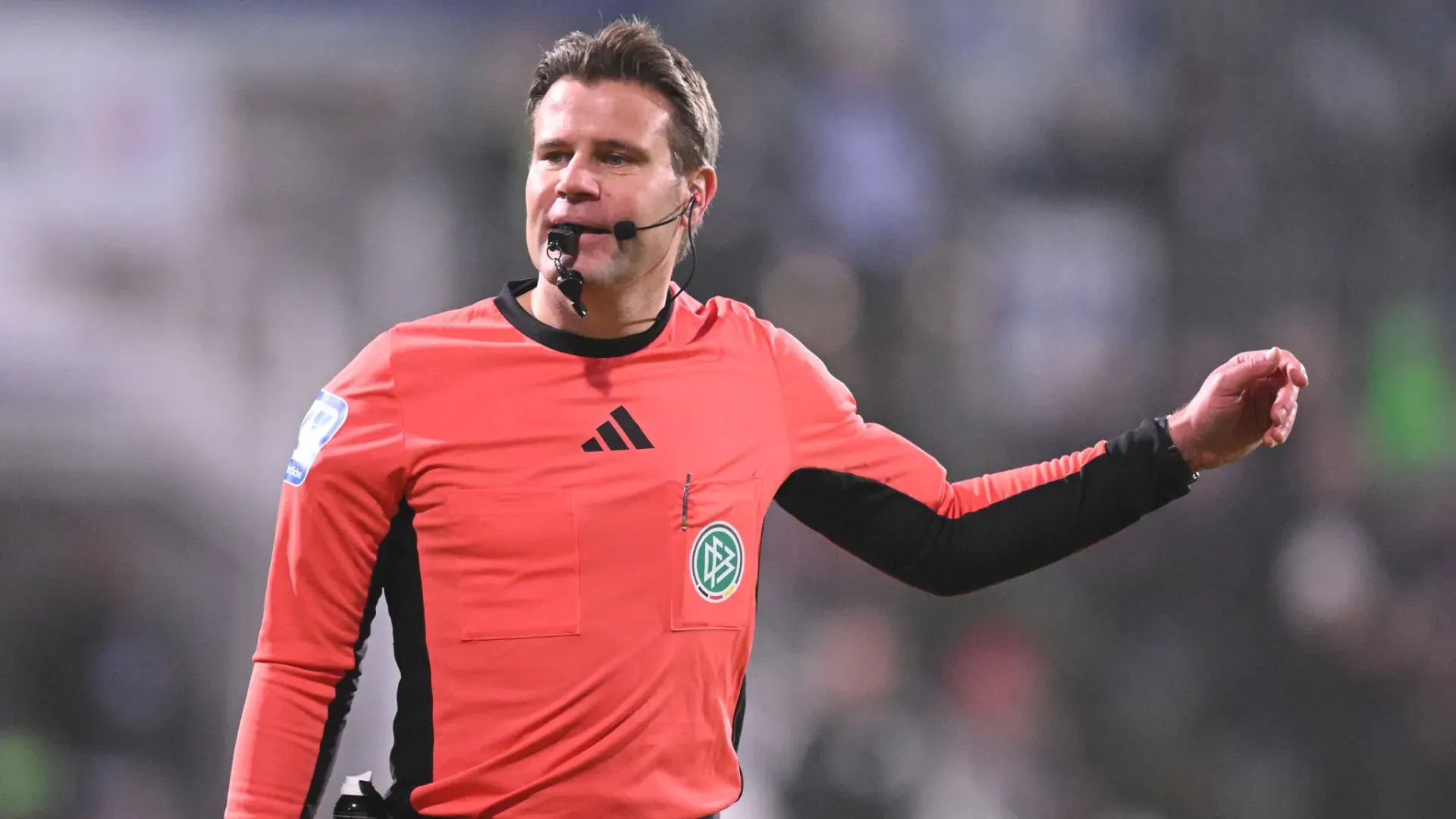 Brych ha provato a continuare ad arbitrare ma il dolore era troppo insistente
