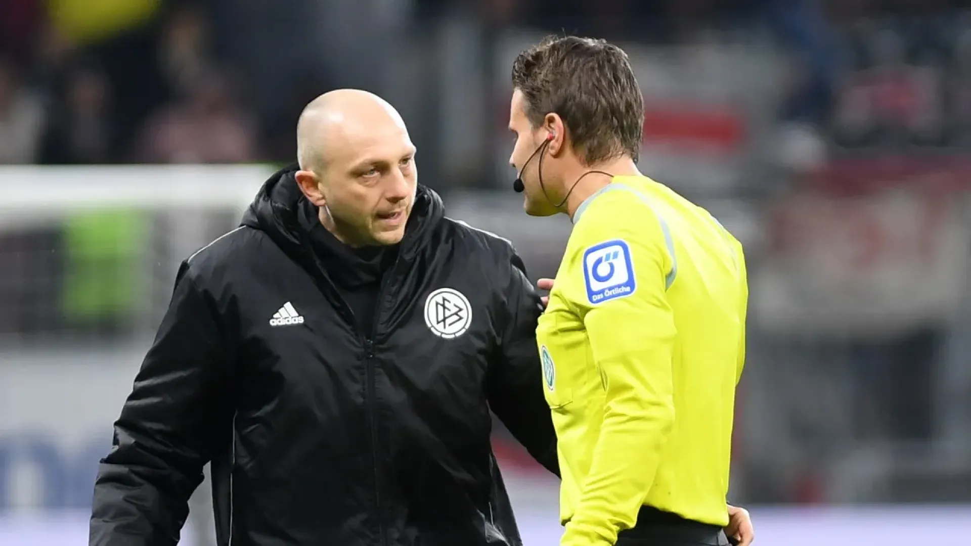 Non è la prima volta che il leggendario arbitro si fa male
