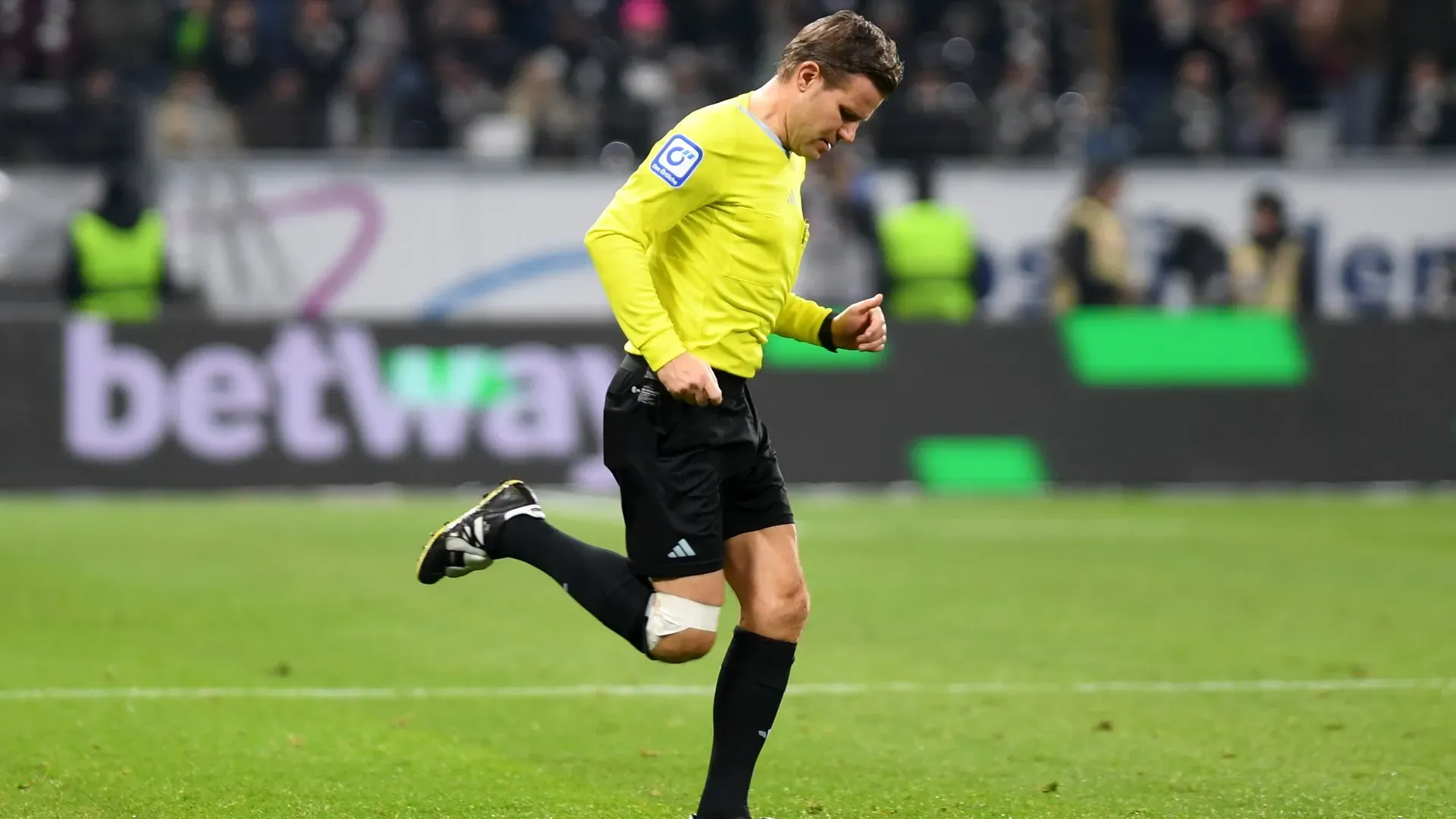 Stava arbitrando la partita tra Eintracht Francoforte e Stoccarda 
