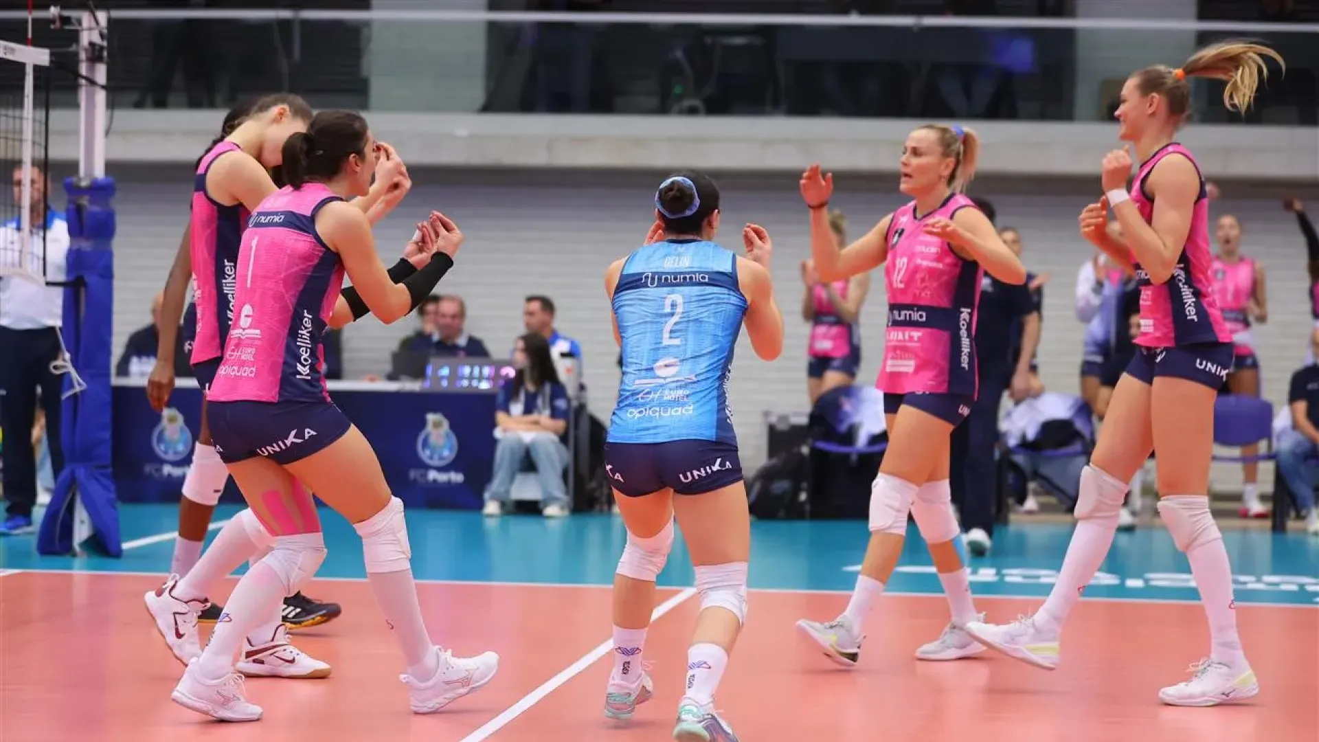 Nella seconda giornata di ritorno della Pool C, la prima squadra femminile del Consorzio ha offerto una prestazione brillante, dominando il primo set grazie all’ottimo avvio di Cazaute e Konstantinidou, supportate da Daalderop ed Egonu, che hanno trascinato le meneghine al 13-25 finale. 