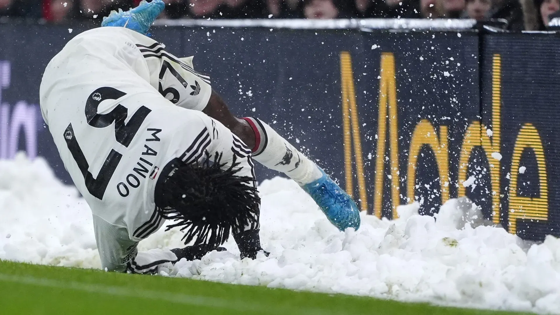 Liverpool-Manchester United si è giocata nonostante il gelo e la neve a bordo campo
